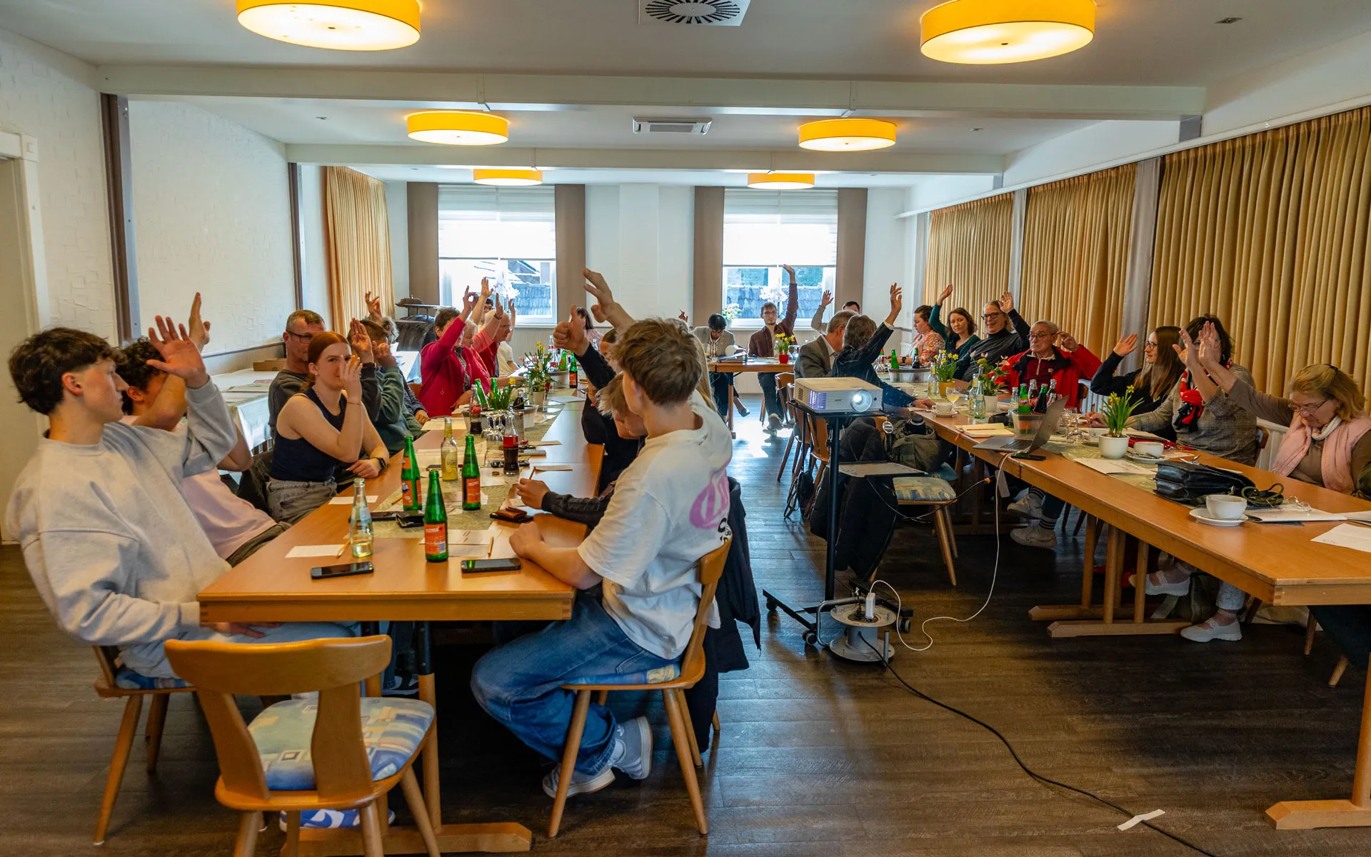 Die Versammlung bei einer Abstimmung.