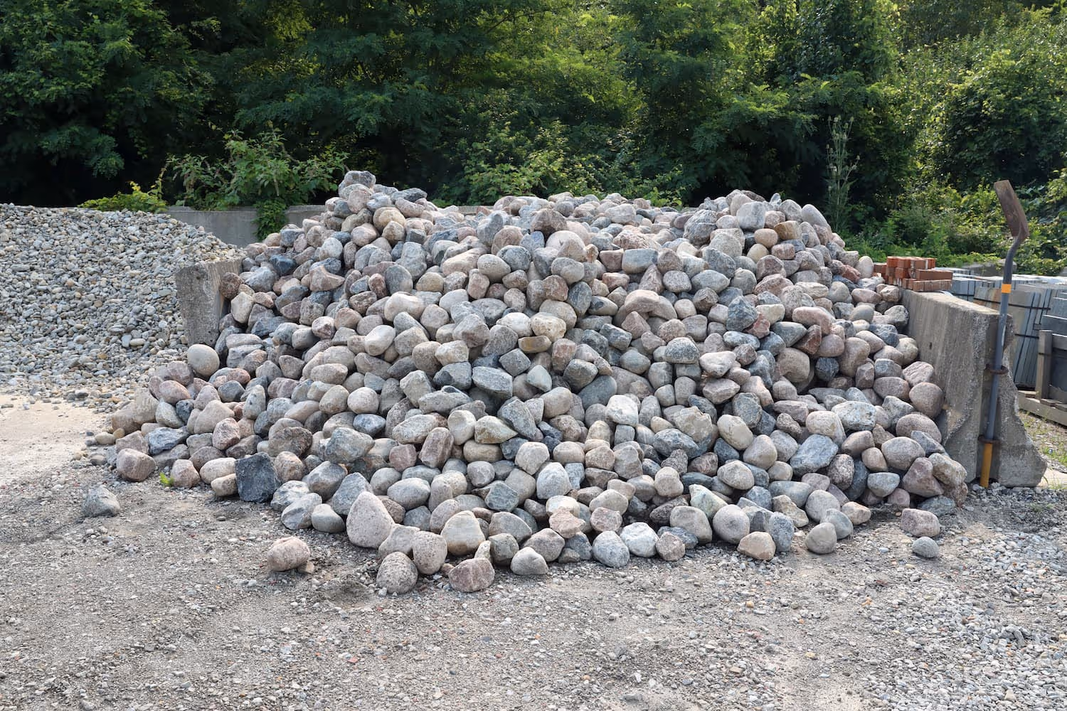 Granite 4" - 8" (River Jacks) behind stone blocks