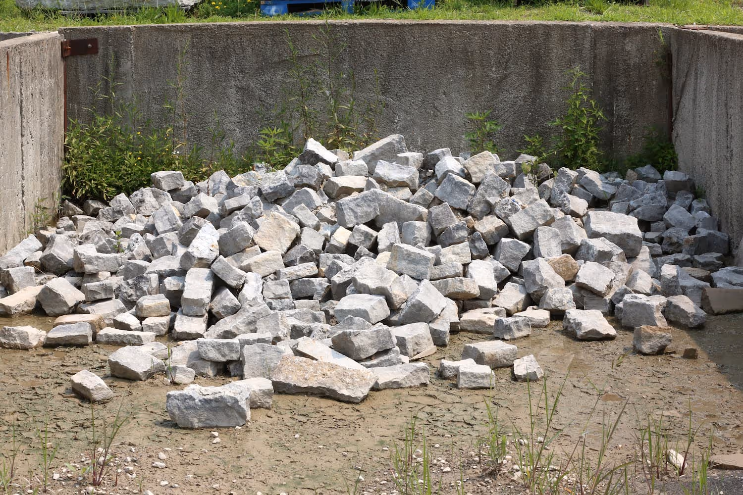 SC Gray Veneer behind stone blocks