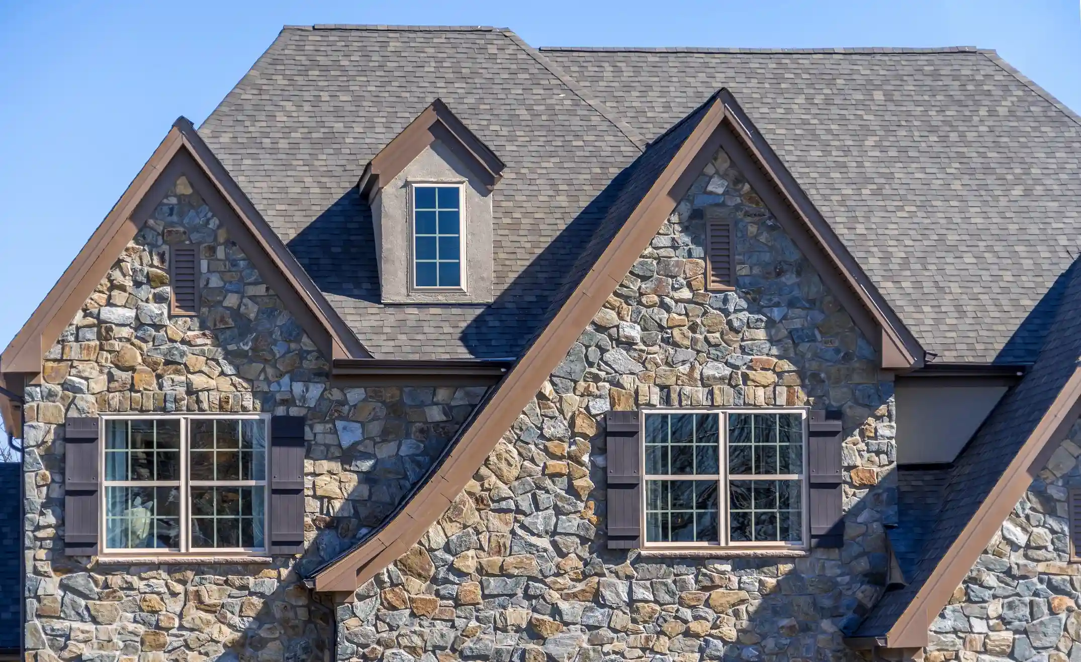 Full-Bed Stone Veneer vs. Thin Stone Veneer: What Sets Them Apart?