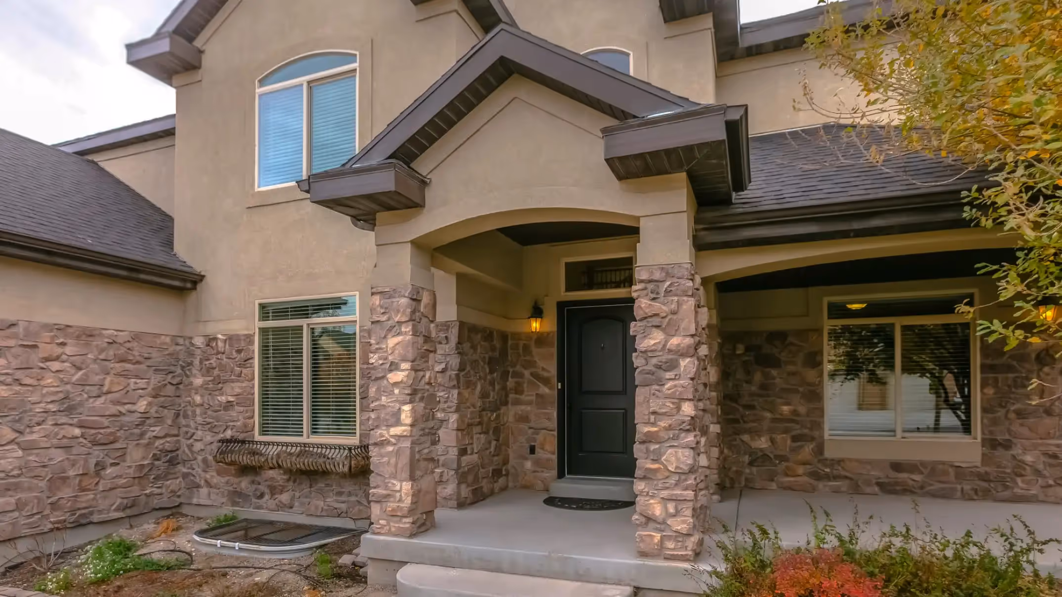 Natural Stone Veneer vs. Manufactured Stone Veneer: Which One Should You Choose?