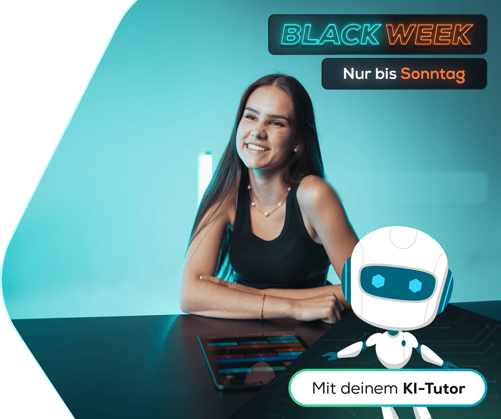 Simpleclub Black Week Sale: Eine lächelnde junge Frau sitzt an einem Schreibtisch mit ihrem Tablet. Sie wird vom stylischen KI-Tutor-Maskottchen begleitet. Neon-Schriftzüge werben für "BLACK WEEK" und "Mit deinem KI-Tutor