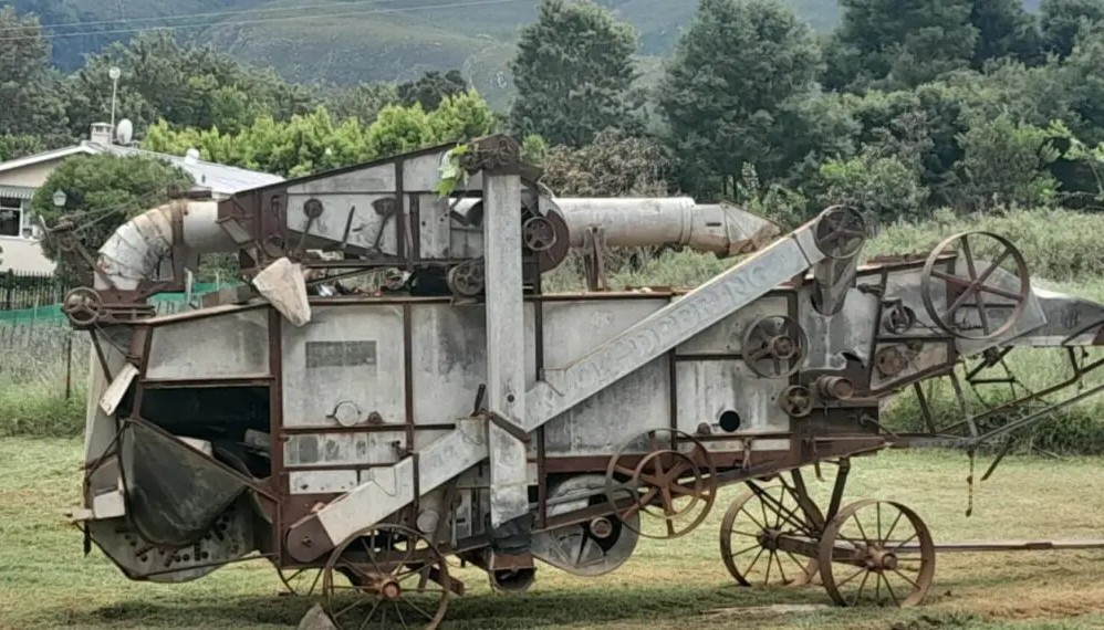 Die Drostdy Museum Swellendam se outydse dorsmasjien
