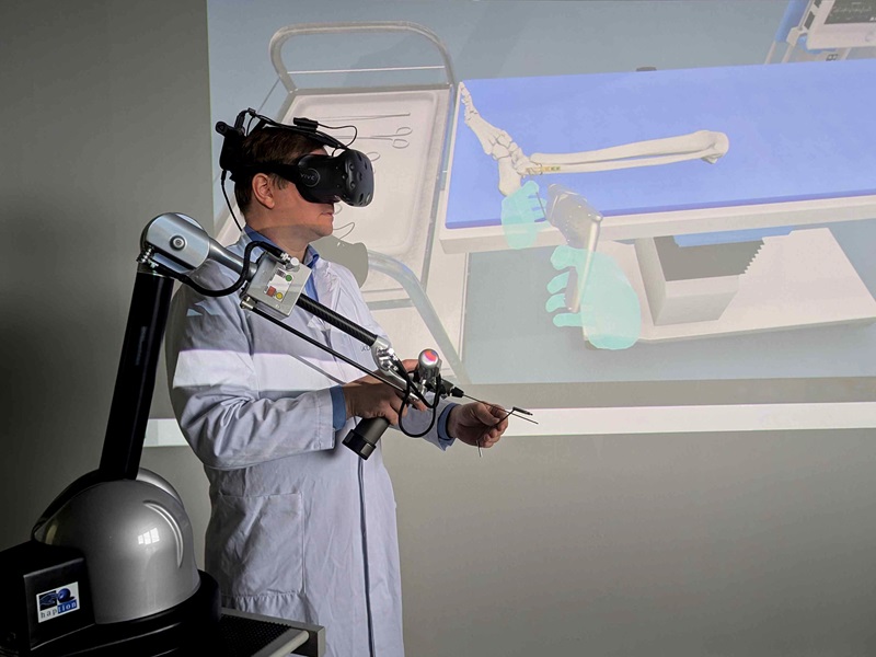 The VIRTOSHA system combines a virtual training environment with haptic feedback.