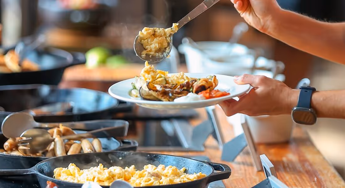 Imagem de uma pessoa se servindo um prato de comida.