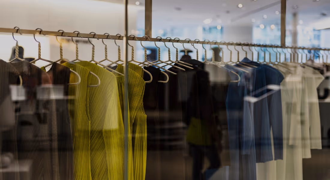 Imagem de uma loja de roupas bem sucedida.