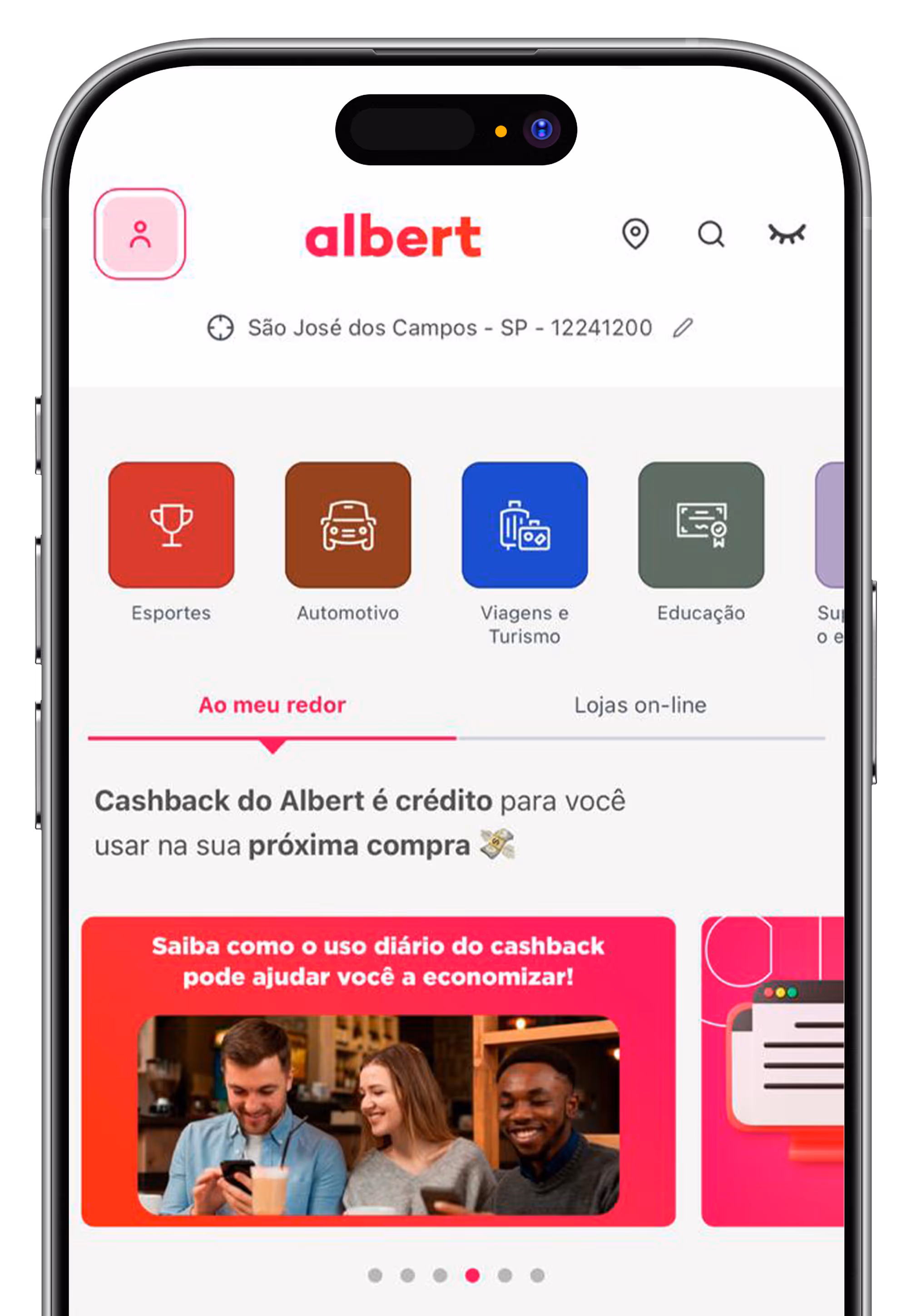 Mobile app screen showing Albert cashback categories: Esportes, Automotivo, Viagens e Turismo, Educação, with a banner featuring three people smiling and using phones reading 'Saiba como o uso diário do cashback pode ajudar você a economizar!'