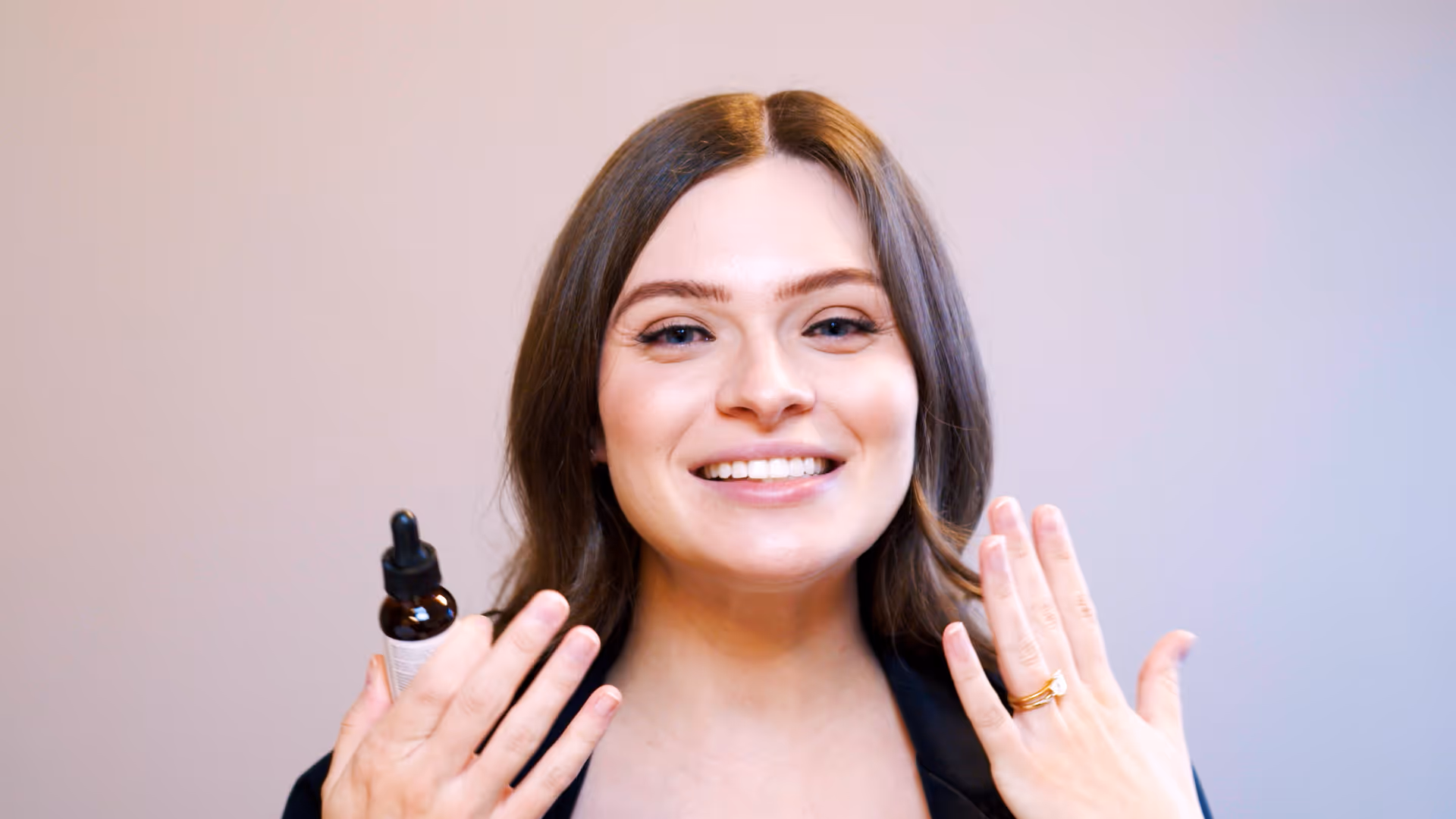 A photo of Kyla giving her testimonial for Ferulic Acid