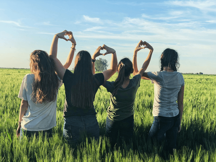 Emotional intelligence - Photo of a group of girl friends - Unsplash by Melissa Askew