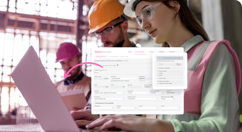 A imagem mostra uma mulher em um canteiro de obras, usando um capacete e óculos de segurança, olhando para um laptop. Ela está em uma área com outros trabalhadores, e está usando a aplicação da Fintera. Ela está olhando para um menu na tela do laptop, e pode estar navegando por algumas informações ou escolhendo uma opção.