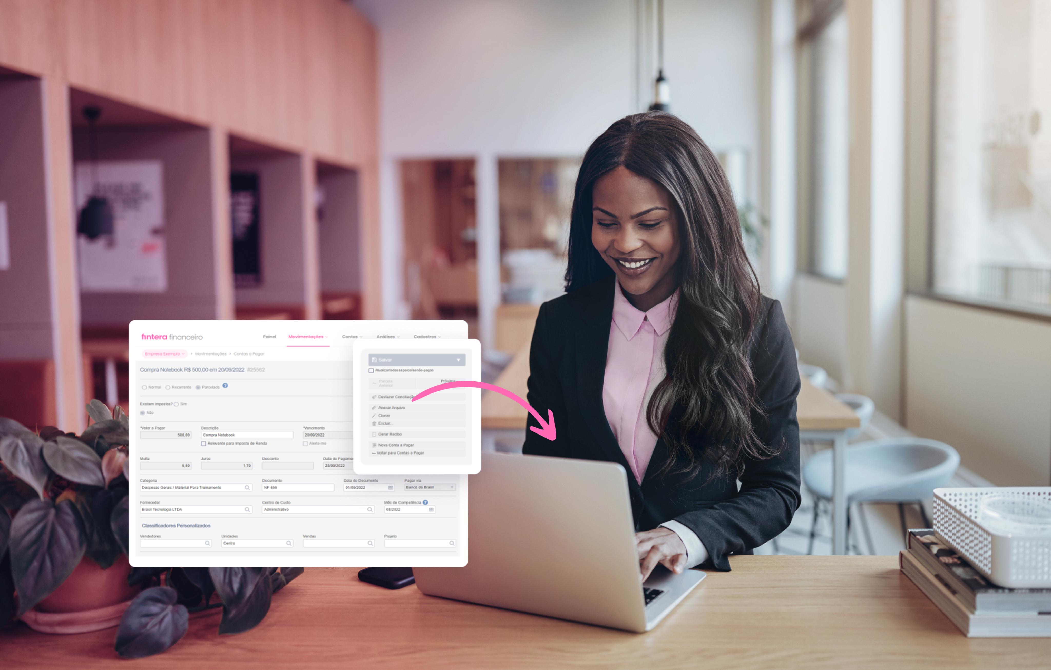 A imagem mostra uma mulher negra em um escritório, usando um laptop. Ela está olhando para a tela do laptop, com um sorriso no rosto, e parece estar interagindo com uma aplicação chamada "Fintera Financeiro". A tela do laptop mostra um menu com opções de navegação, indicando que ela está usando o aplicativo para acessar serviços financeiros ou gerenciar suas finanças.
