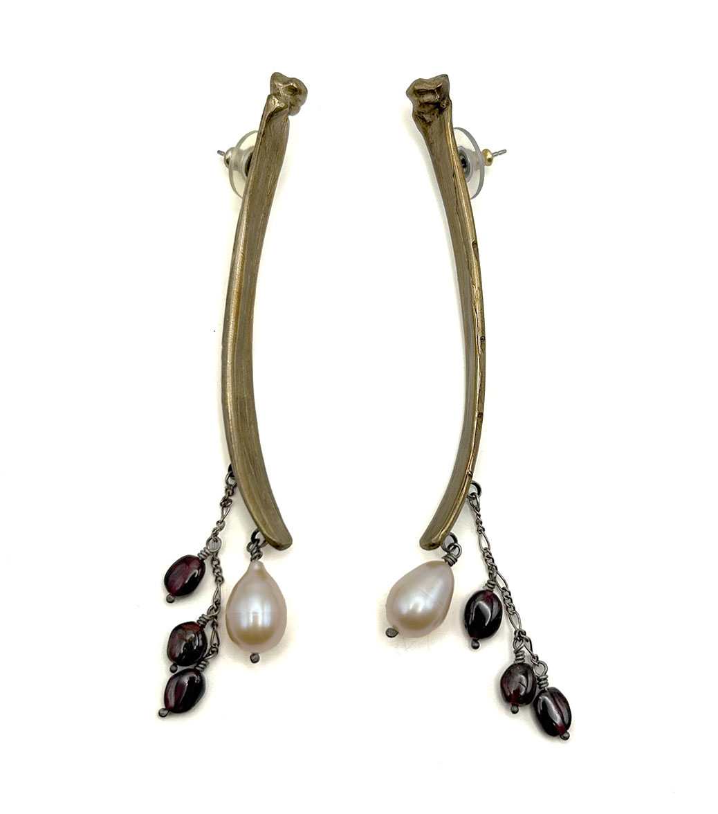 Whalebone - Bronze, Earrings in Bronze with freshwater pearls and garnet beads