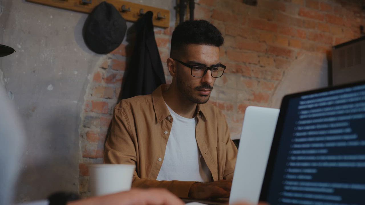 Schermata di gioco rappresentativa di una piattaforma di bingo online con cartelle e chat di gioco.