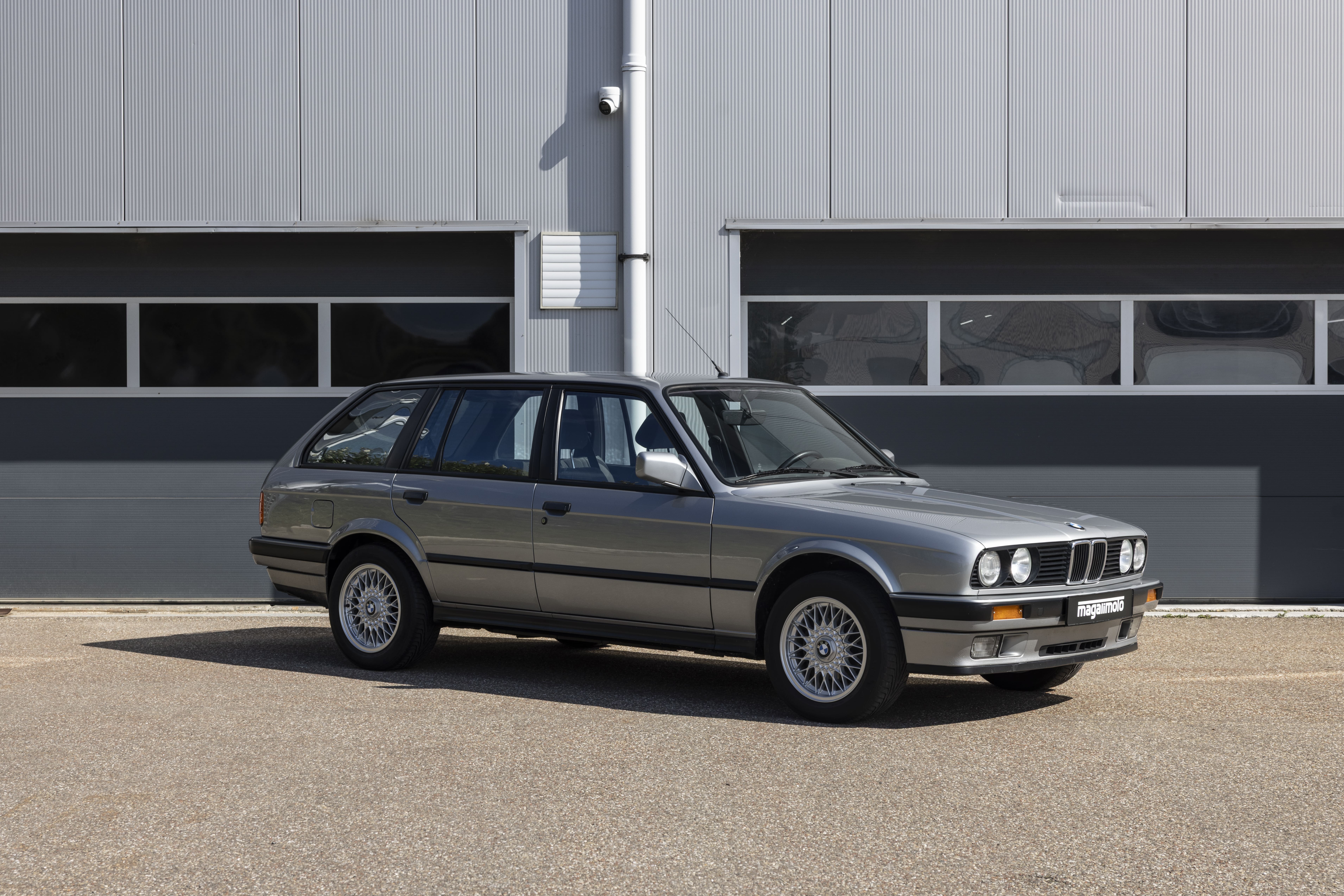 BMW E30 325i Touring Lachssilber