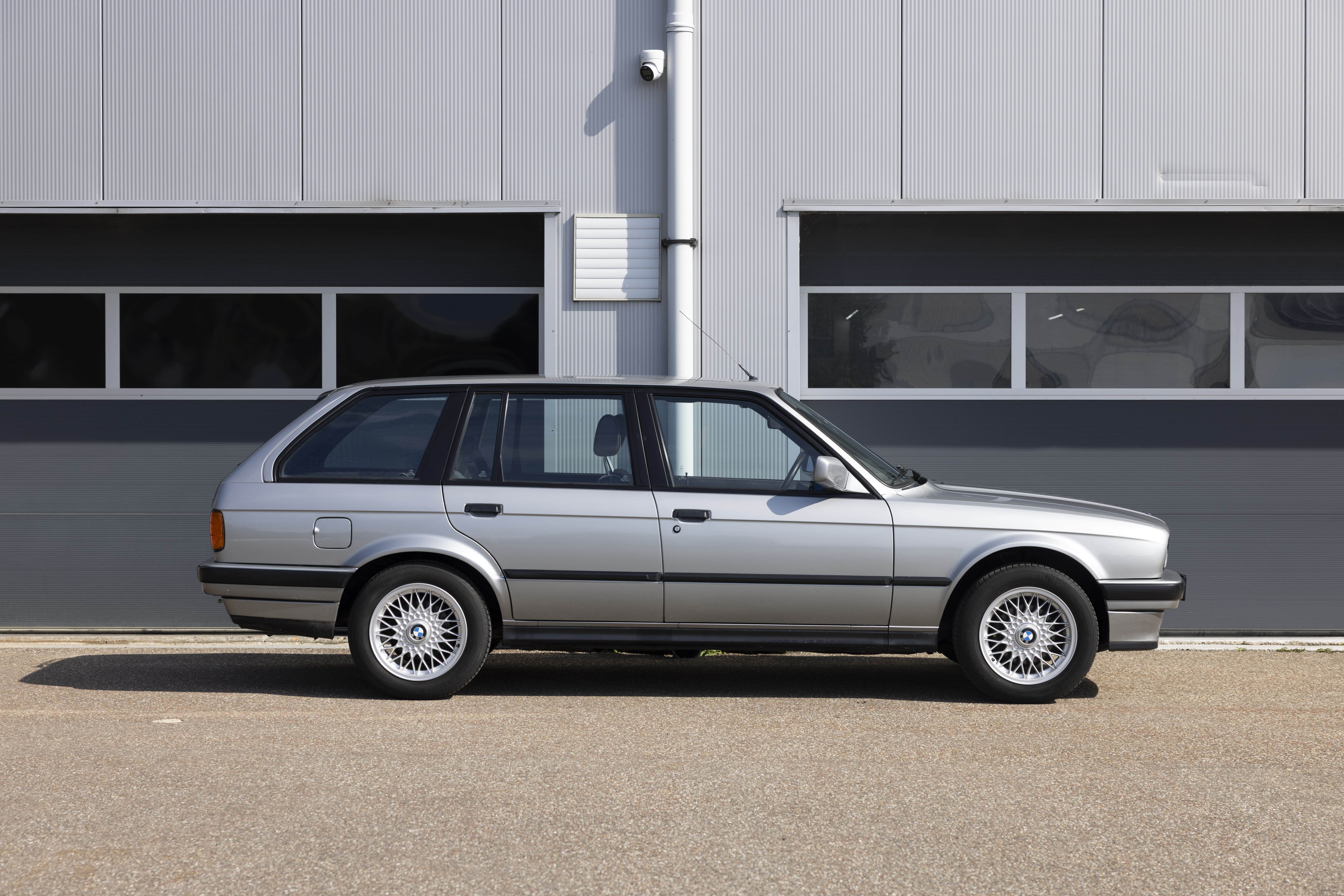 BMW E30 325i Touring Lachssilber