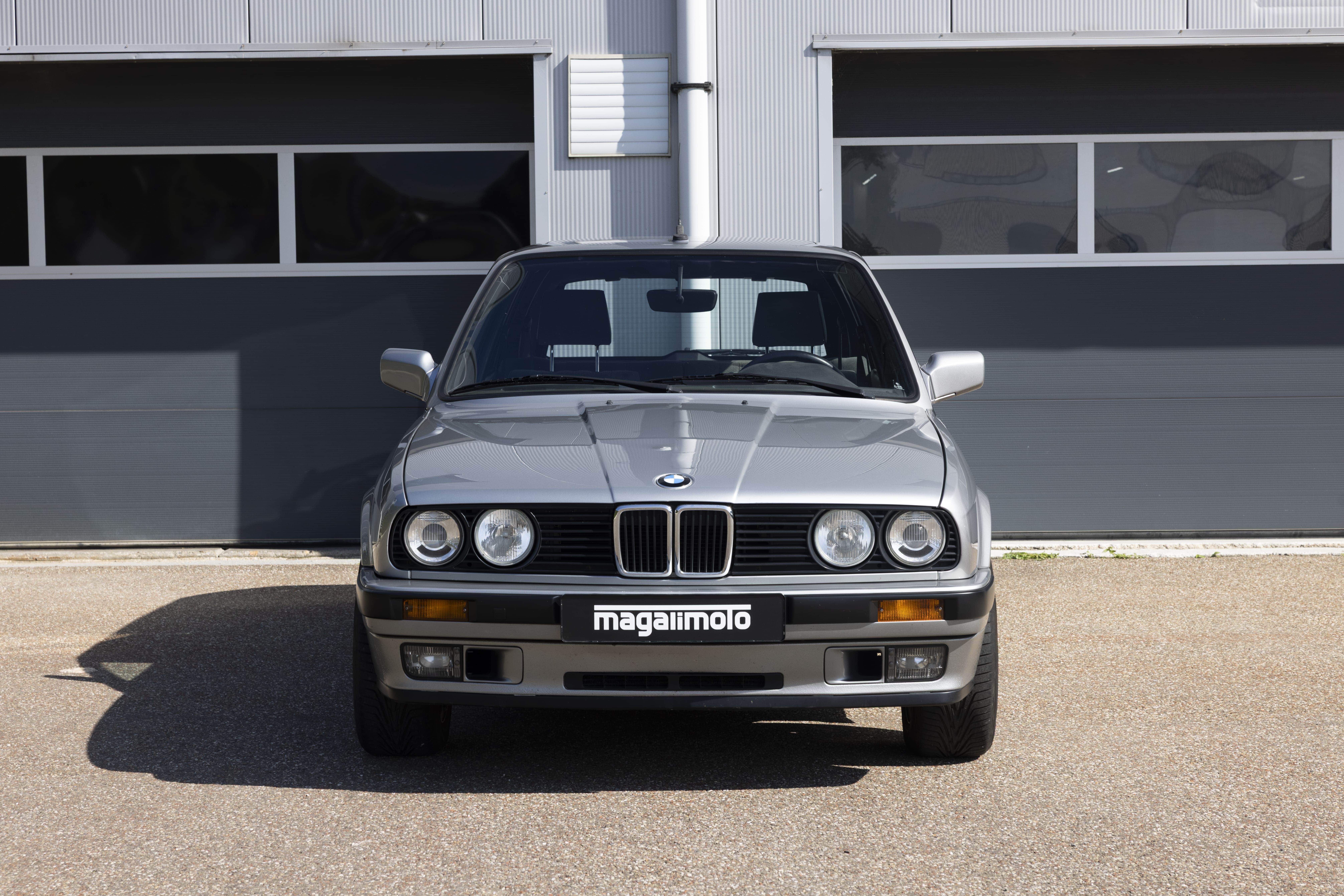BMW E30 325i Touring Lachssilber