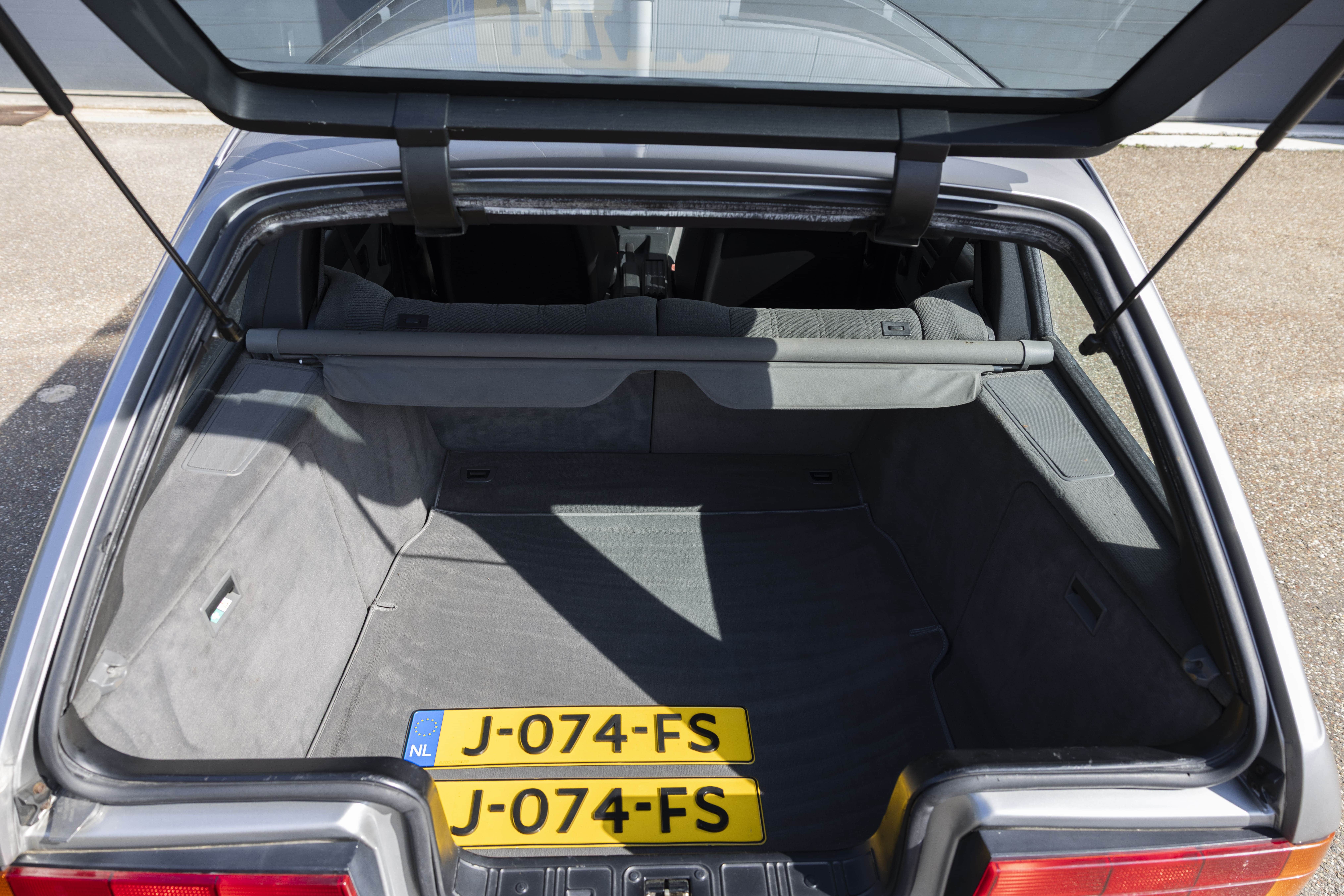 BMW E30 325i Touring Lachssilber