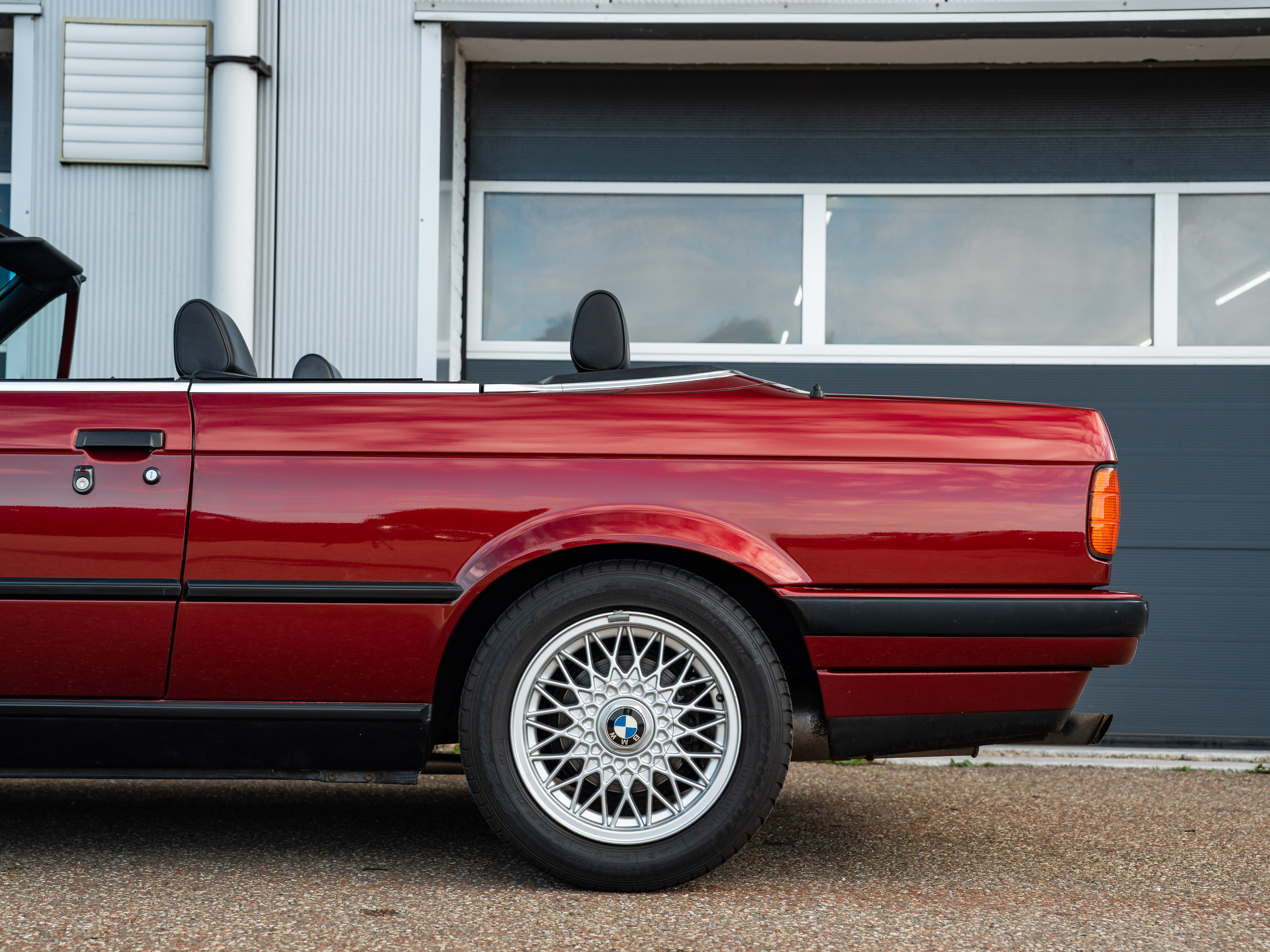 BMW E30 320i