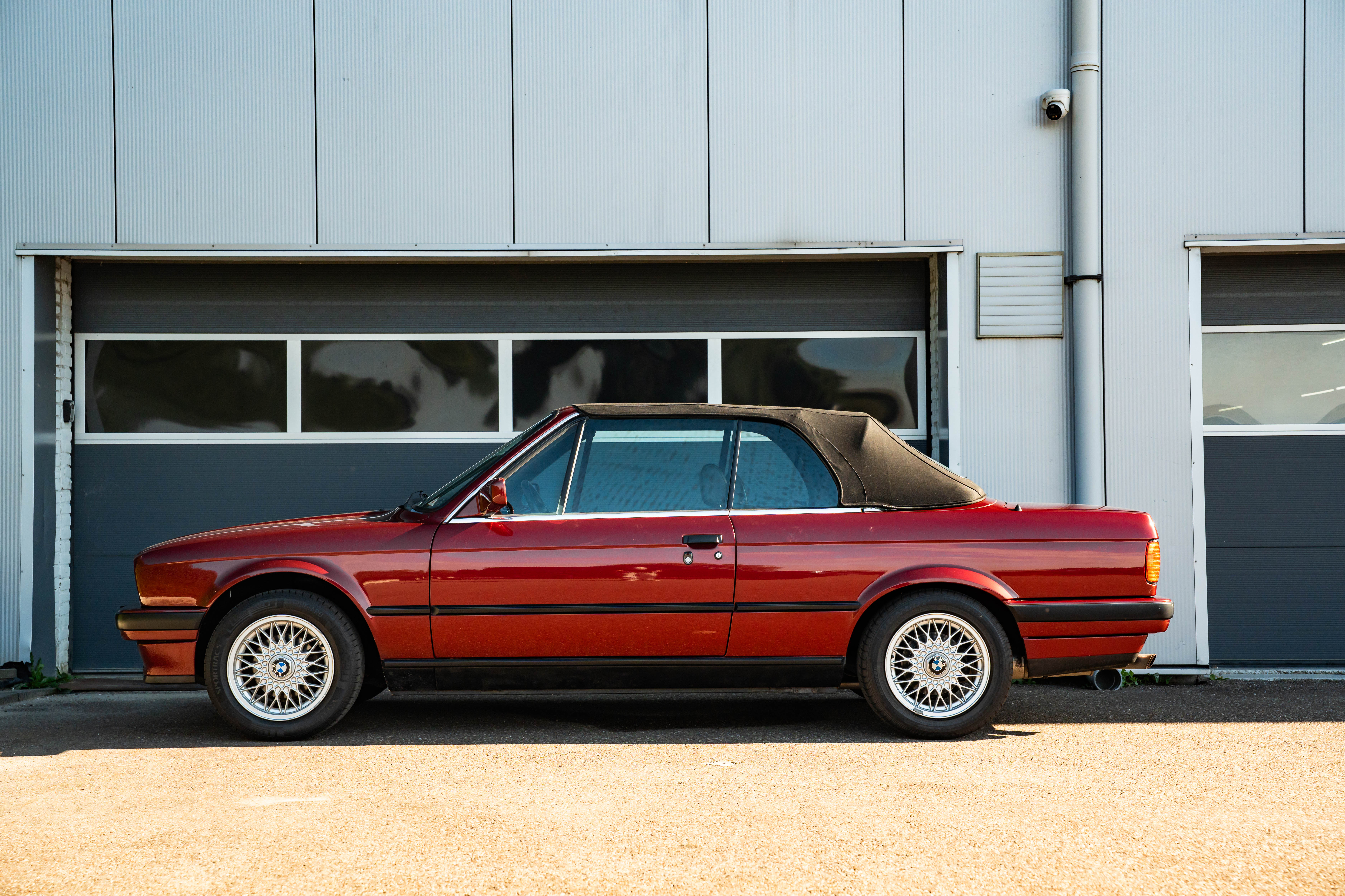 BMW E30 320i