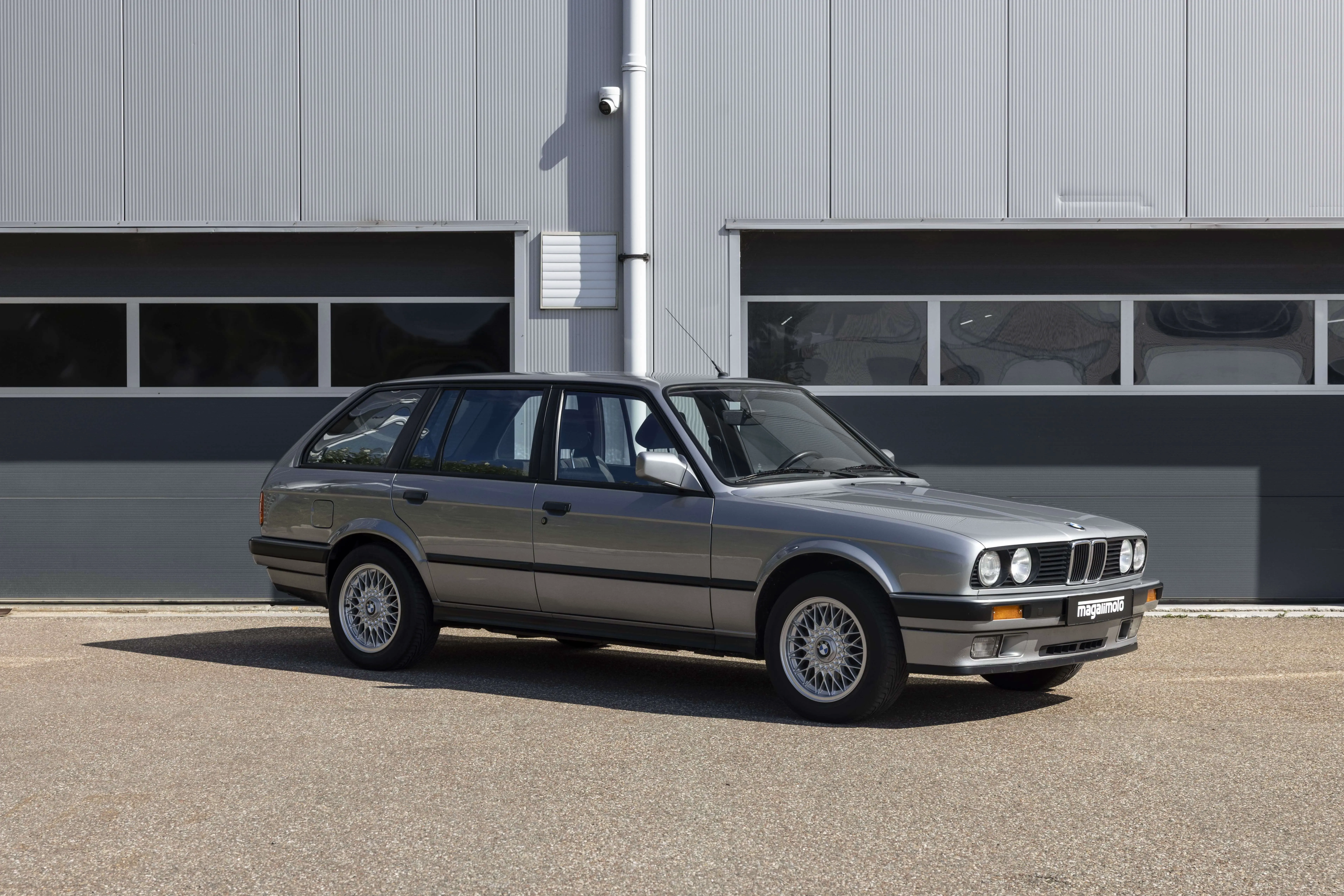 BMW E30 325i Touring Lachssilber