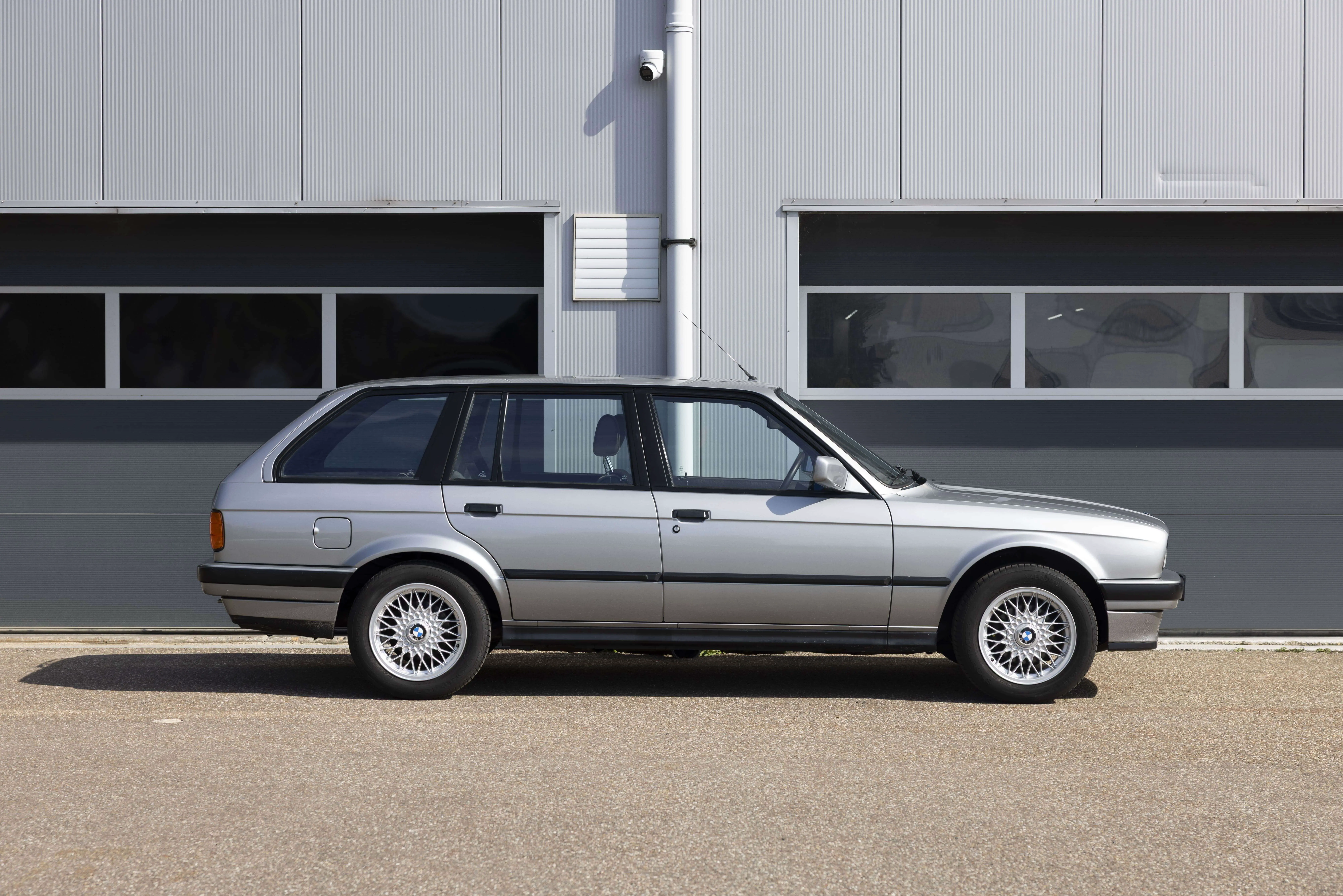BMW E30 325i Touring Lachssilber