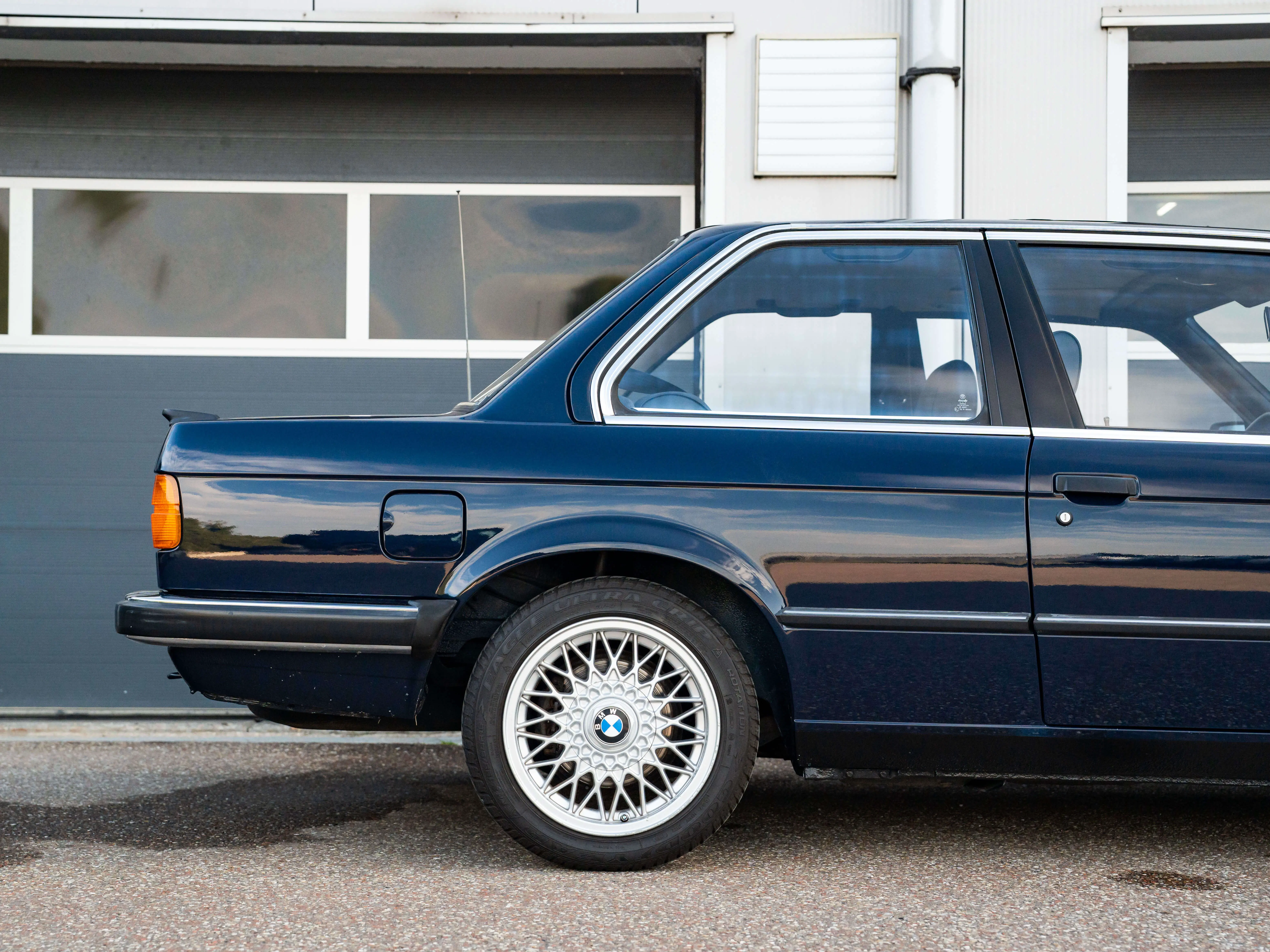 BMW E30 323i