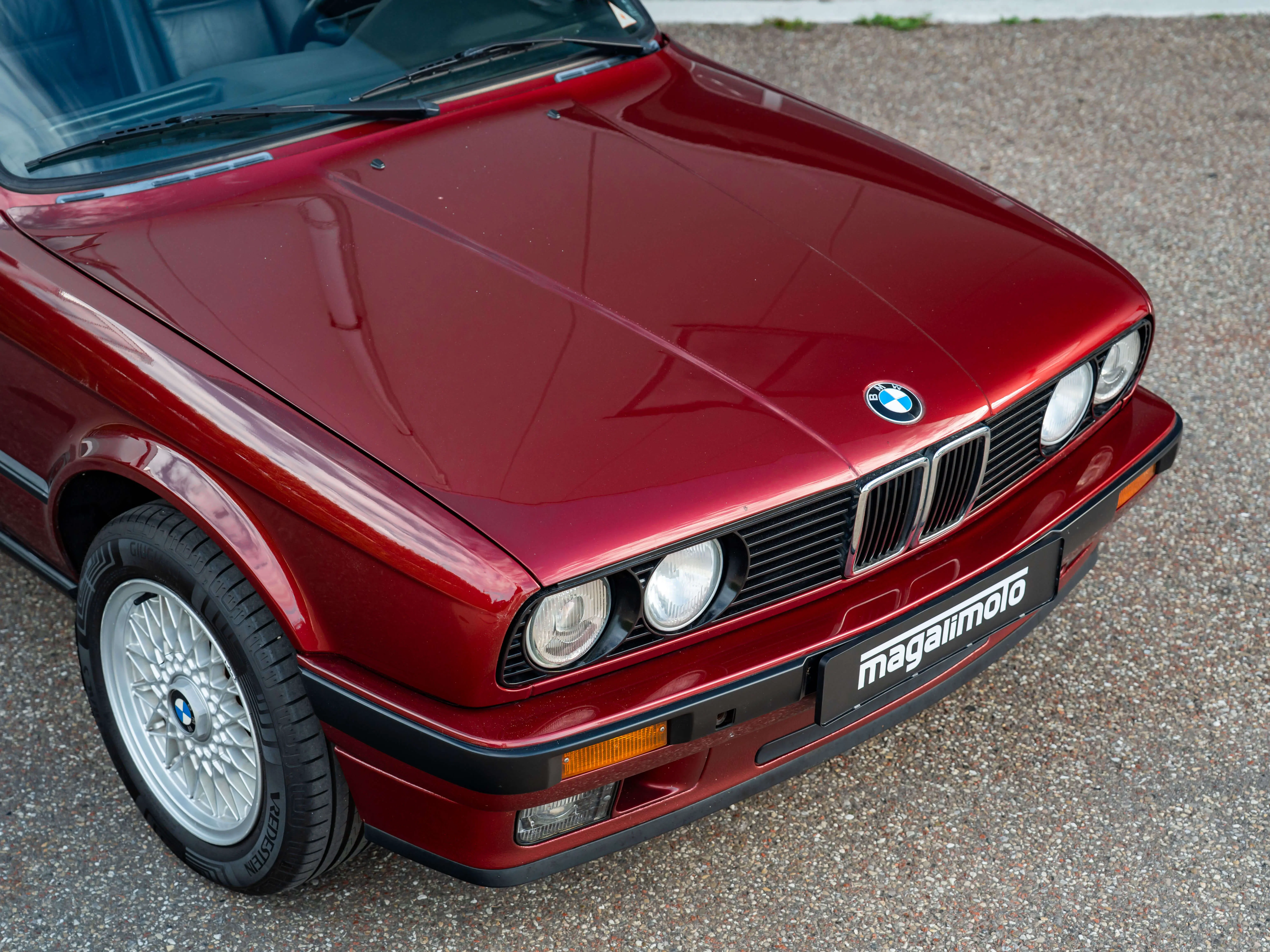 BMW E30 320i