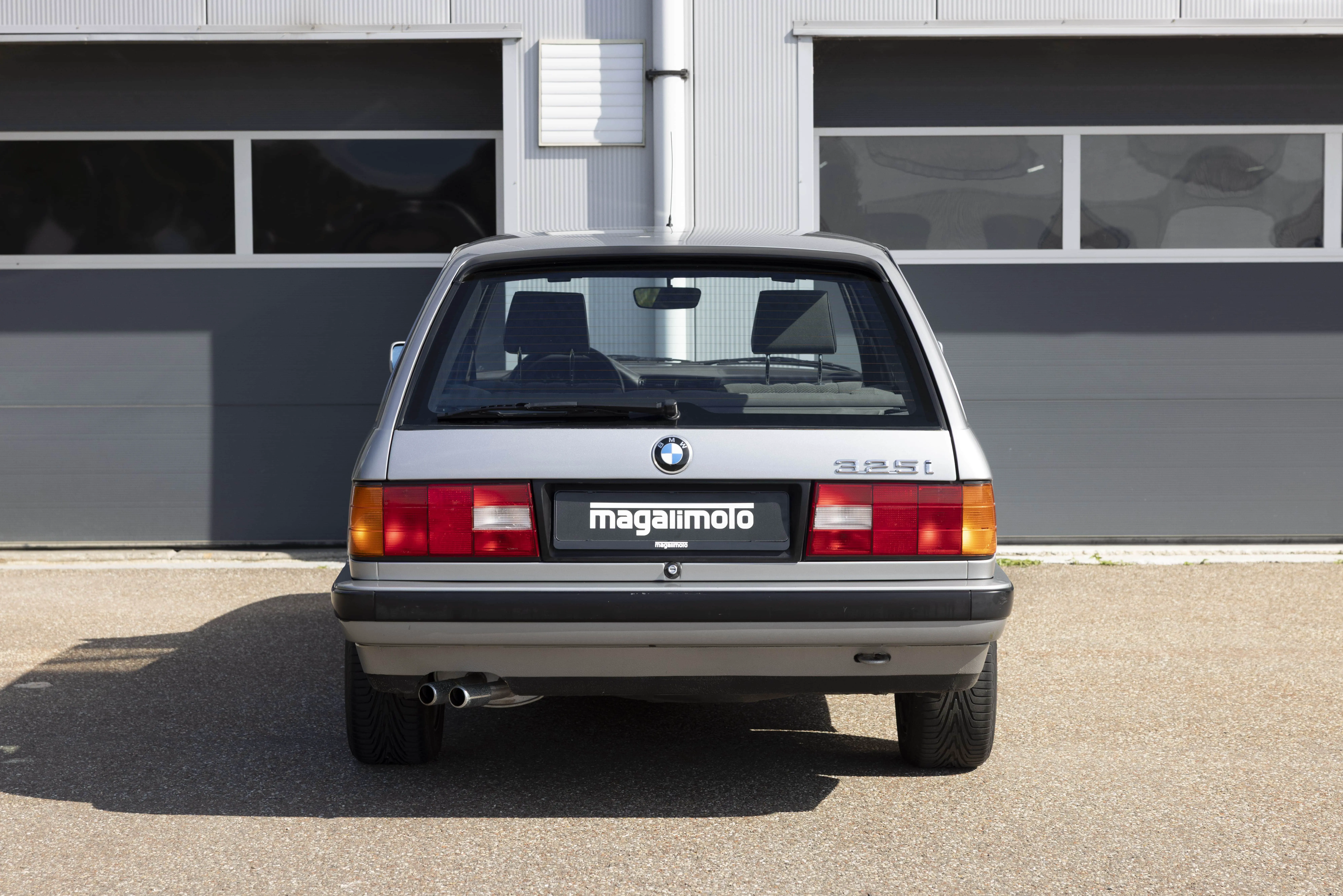 BMW E30 325i Touring Lachssilber