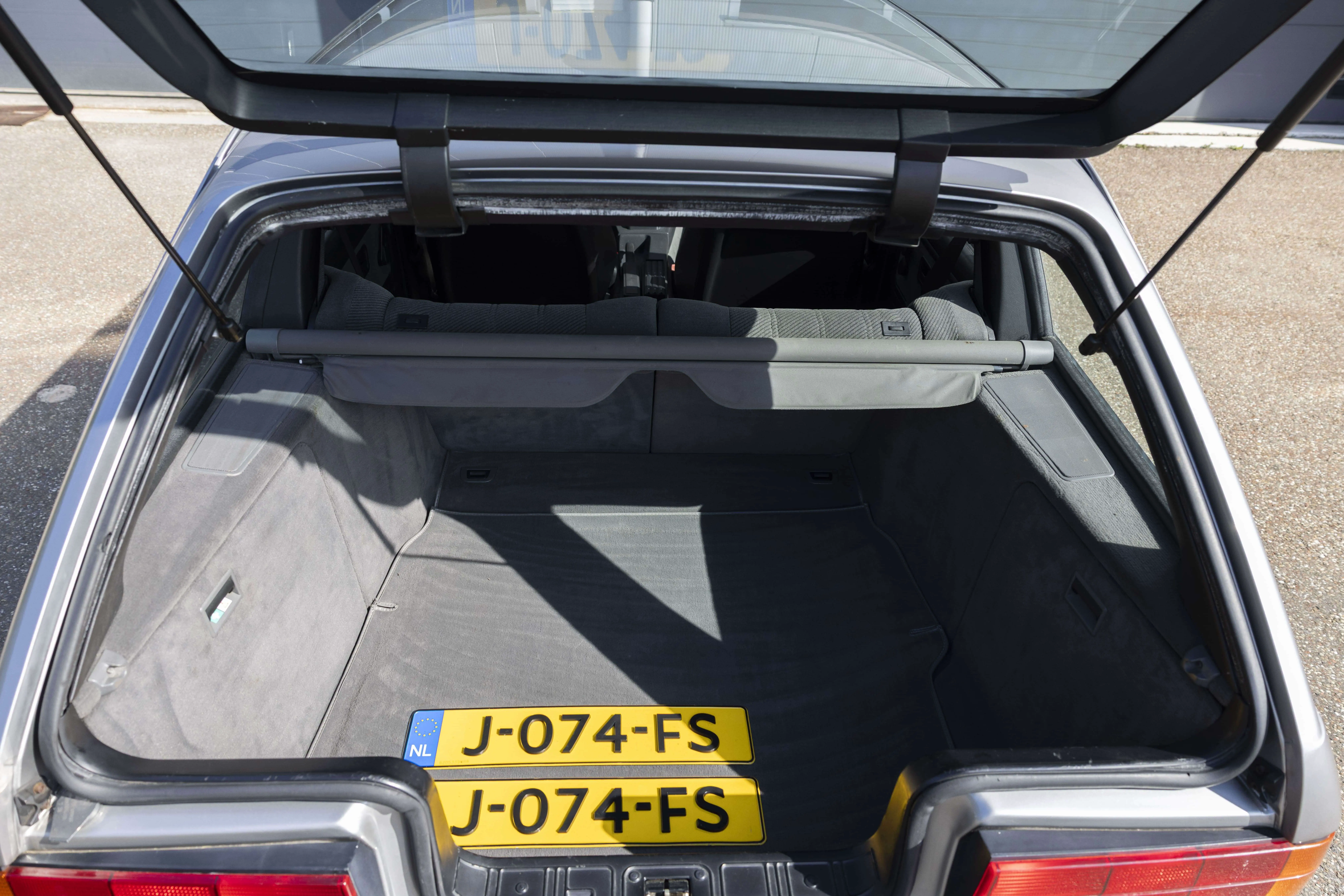 BMW E30 325i Touring Lachssilber