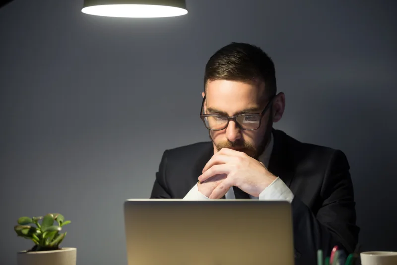 homem-tentando-escolher-a-atividade-certa-para-sua-empresa