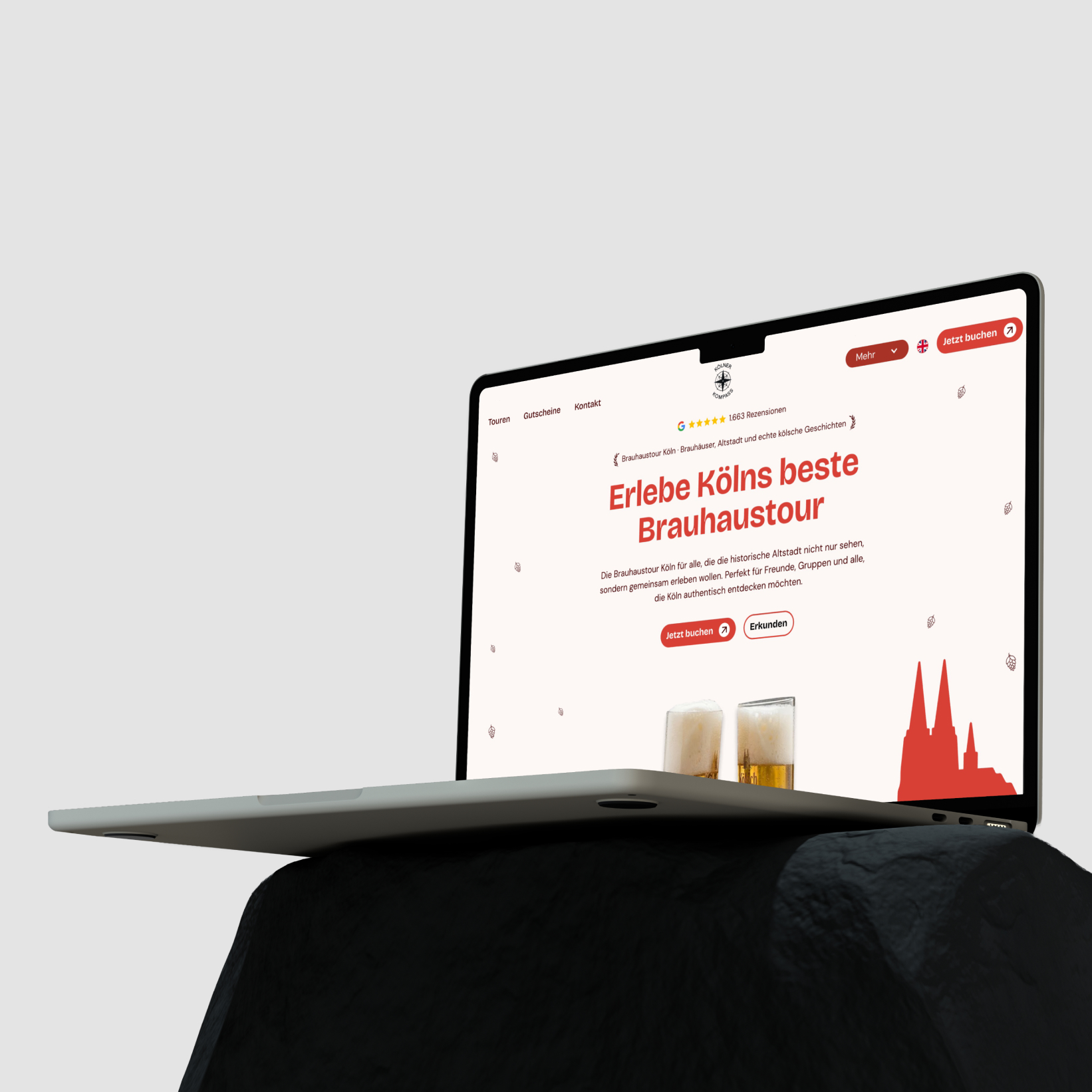 Webflow Website des Kölner Kompass, Startseite der Brauhaustour Köln auf einem Laptop vor hellgrauem Hintergrund