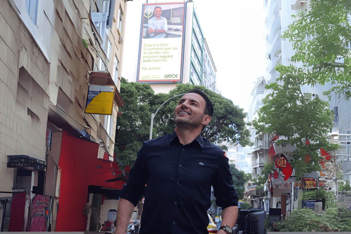 Justos coloca corretores no outdoor para celebrar quem faz a diferença