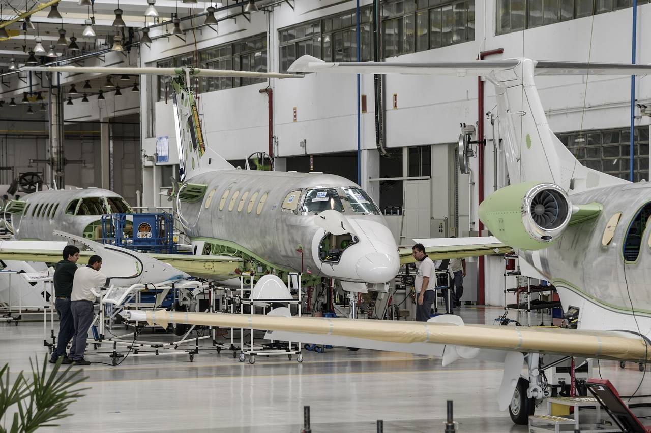 Embraer bate recorde de R$ 165,4 bilhões em pedidos e impulsiona inovação no setor de seguros aeronáuticos