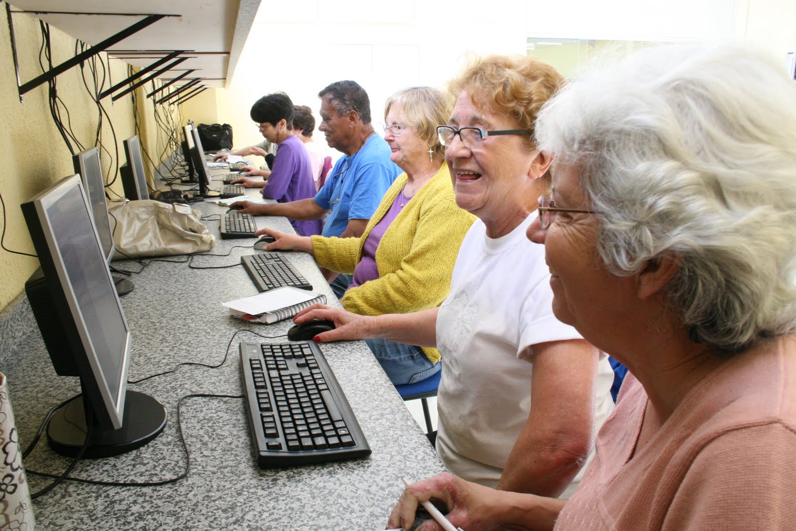 Crescimento do uso da internet entre idosos faz com que os seguros precisem se adaptar