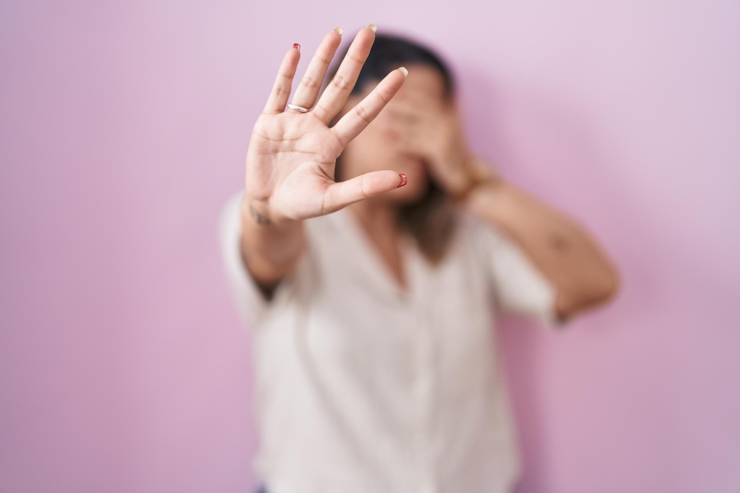 Violência doméstica e o papel do seguro: como o setor pode apoiar vítimas com proteção e assistência
