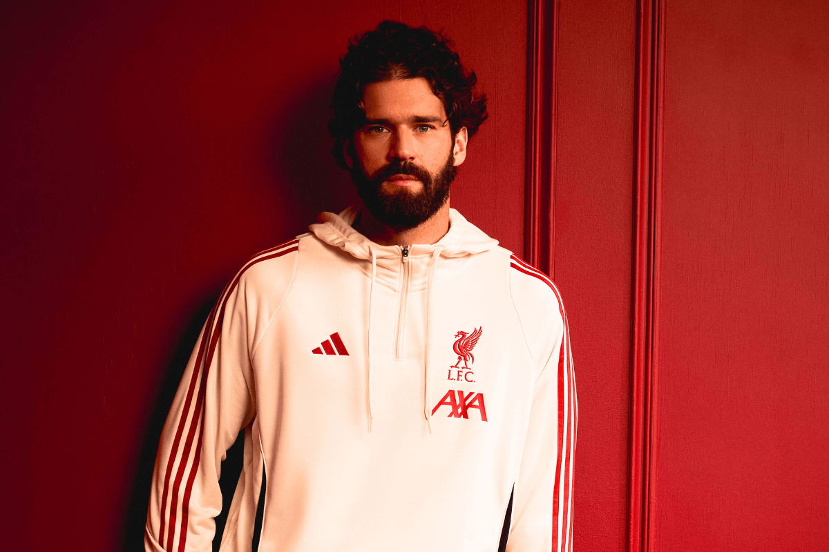 AXA no Brasil celebra 10 anos com nova campanha estrelada por Alisson Becker
