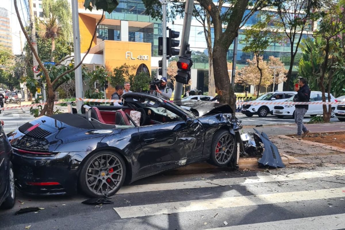 Influenciador diz ter perdido R$ 1 milhão em acidente com Porsche: o que o seguro cobre quando o motorista é culpado