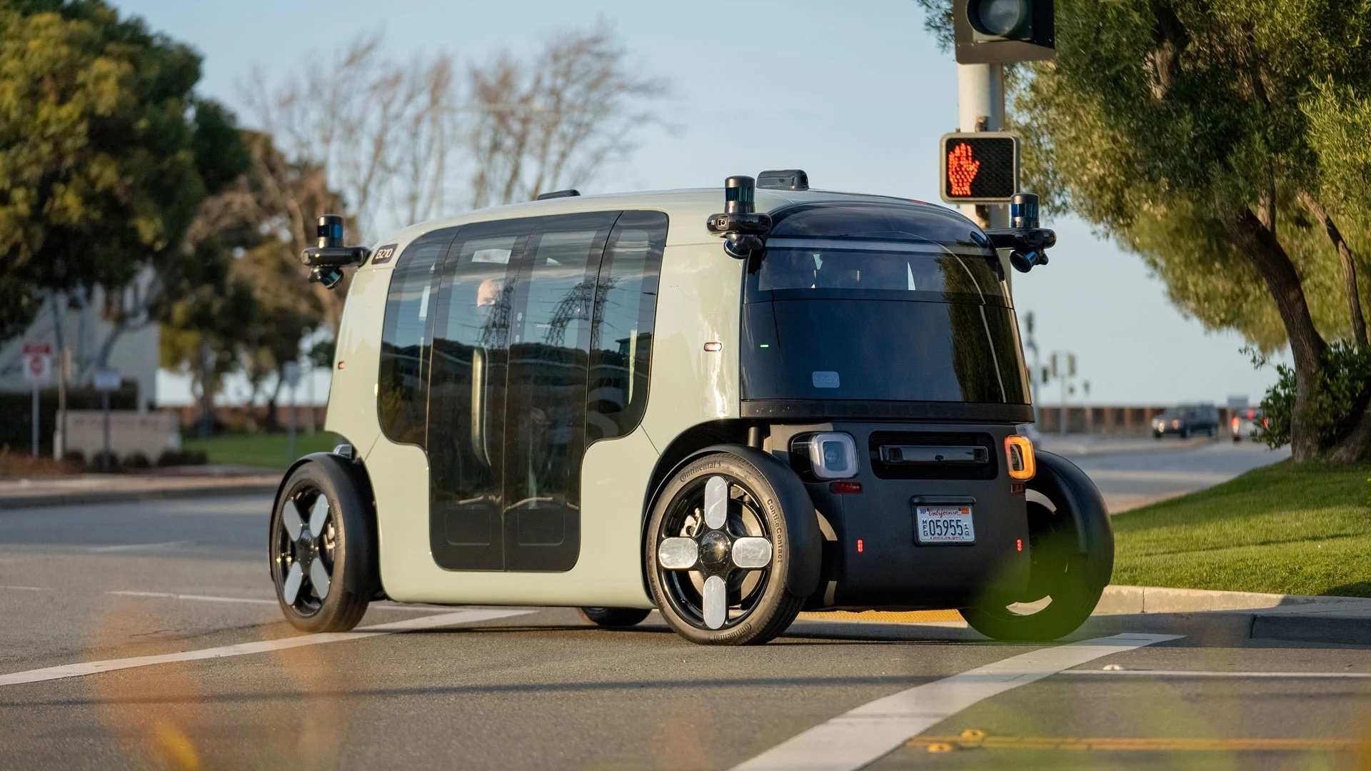 Amazon lança robotáxi ‘Zoox’ e o crescimento de veículos autônomos impulsiona a adaptação no mercado de seguro auto