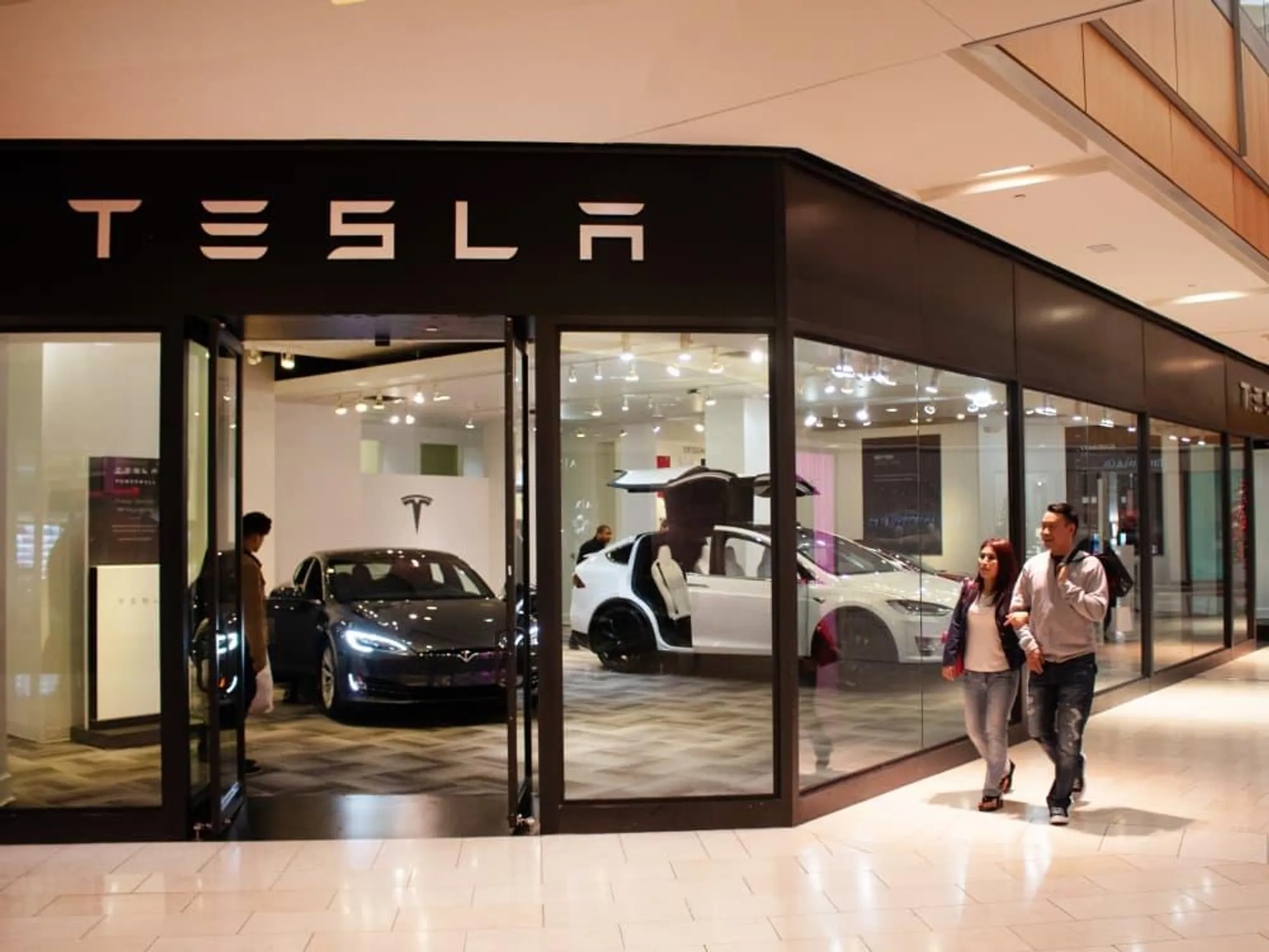 Seguros da Tesla em apuros por mau tratamento de sinistros