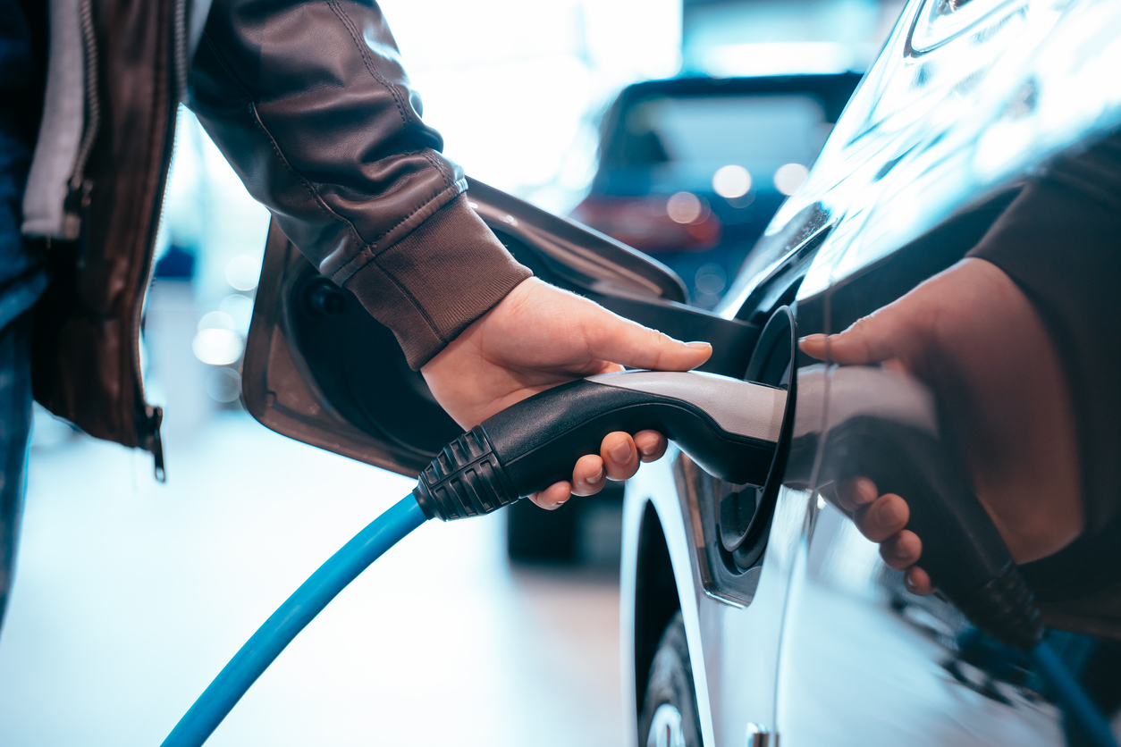 Postes de luz para recarga de carros elétricos: o que a experiência dos EUA pode antecipar para o Brasil