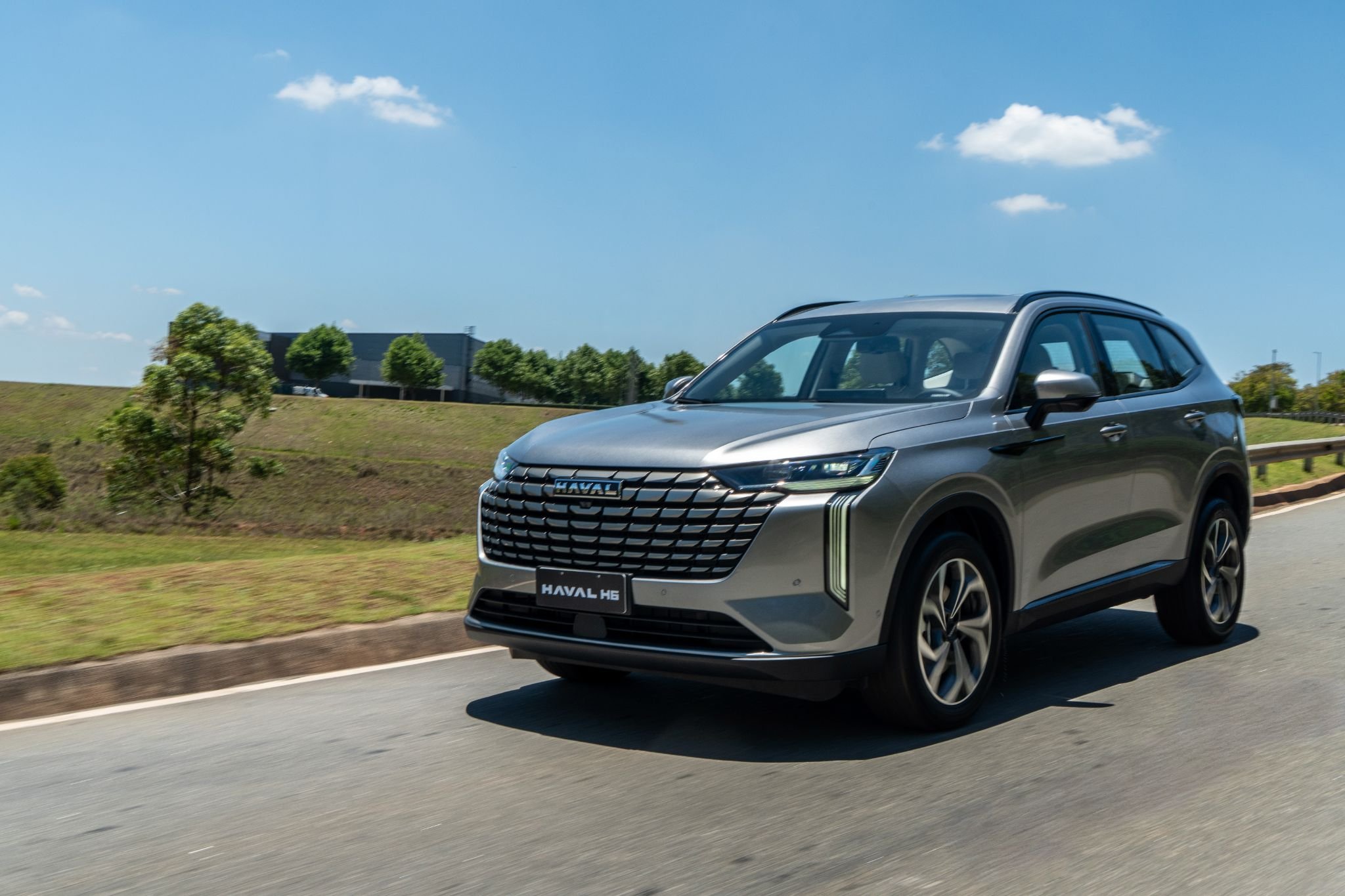 Novas telas, sensores e mapas na nova geração do Haval H6 aproximam conectividade e seguro auto