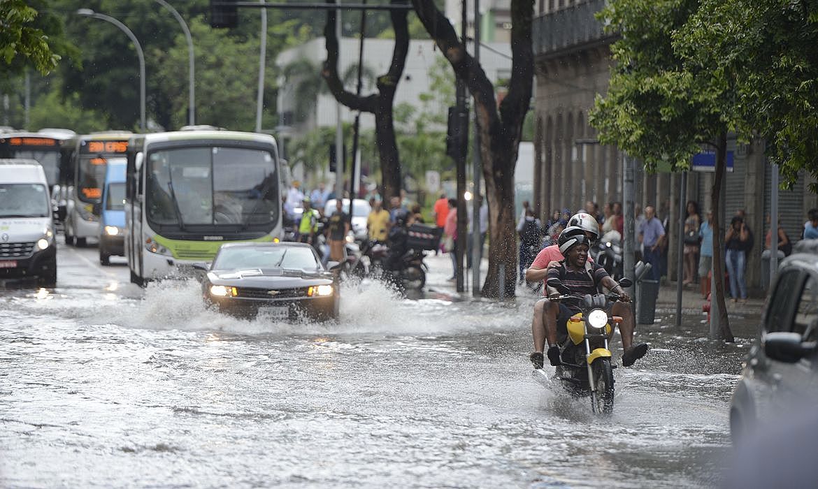 Chuva no Rio reacende debate sobre seguro paramétrico para eventos climáticos