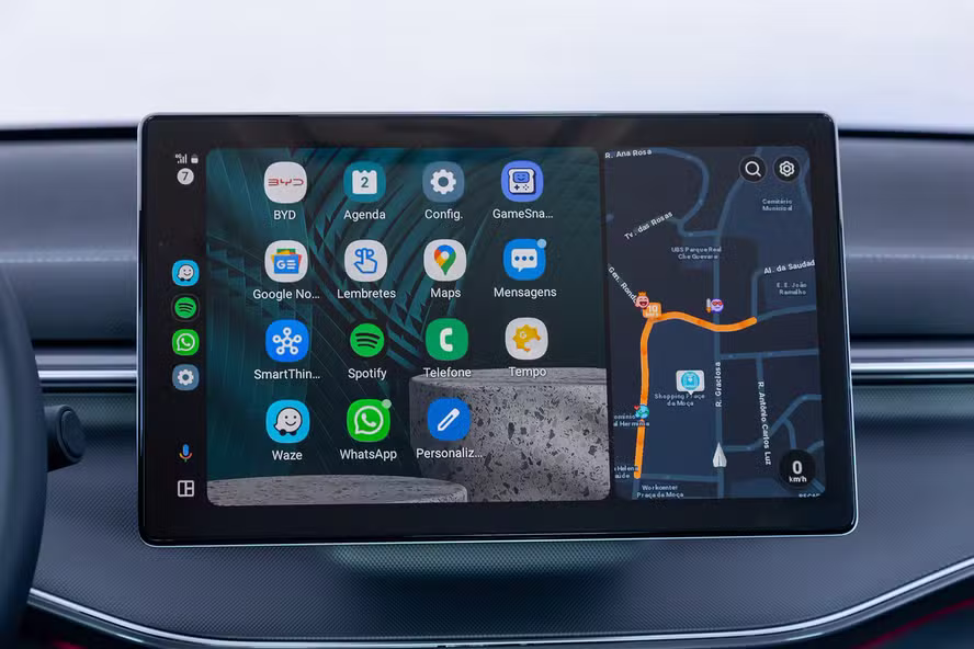 Quando a tela do carro vira espaço publicitário: o que muda nos riscos e no seguro auto