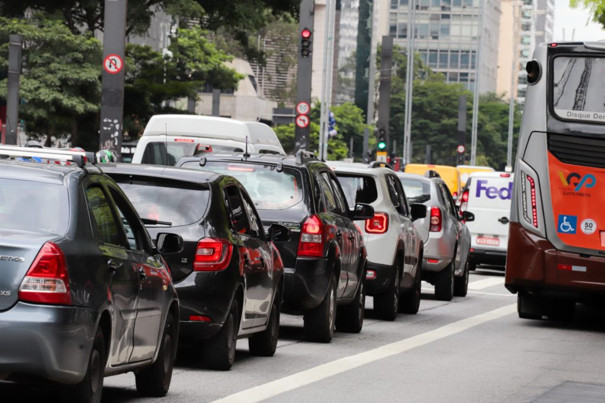 Como o crescimento de 12,8% no financiamento de veículos impacta o mercado de seguros no Brasil
