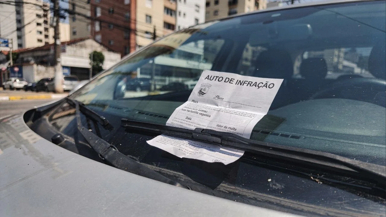 Mais de 40% multas no trânsito brasileiro são por excesso de velocidade e revelam um padrão que influencia preço e cobertura no seguro