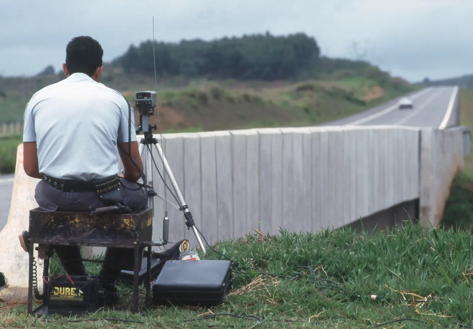 Projeto de lei que proíbe radares escondidos avança e promove transparência na fiscalização de trânsito