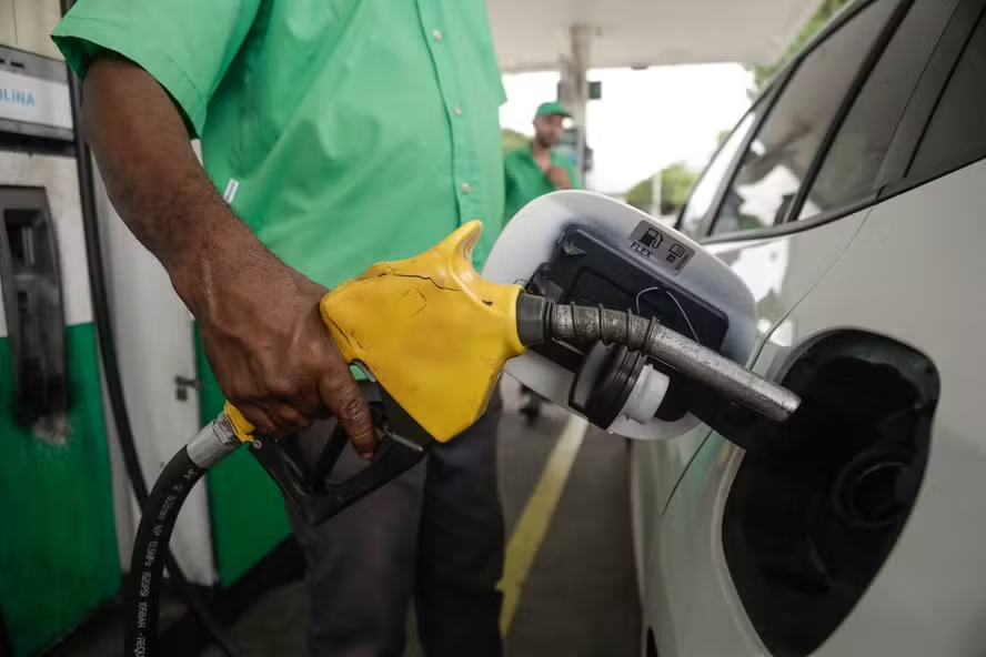 Petrobras planeja aumento no preço da gasolina e mercado avalia impacto para seguradoras de frotas e mobilidade