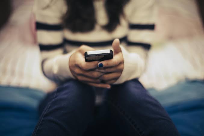 Impacto das redes sociais na saúde mental de menores acende alerta para o setor de seguros