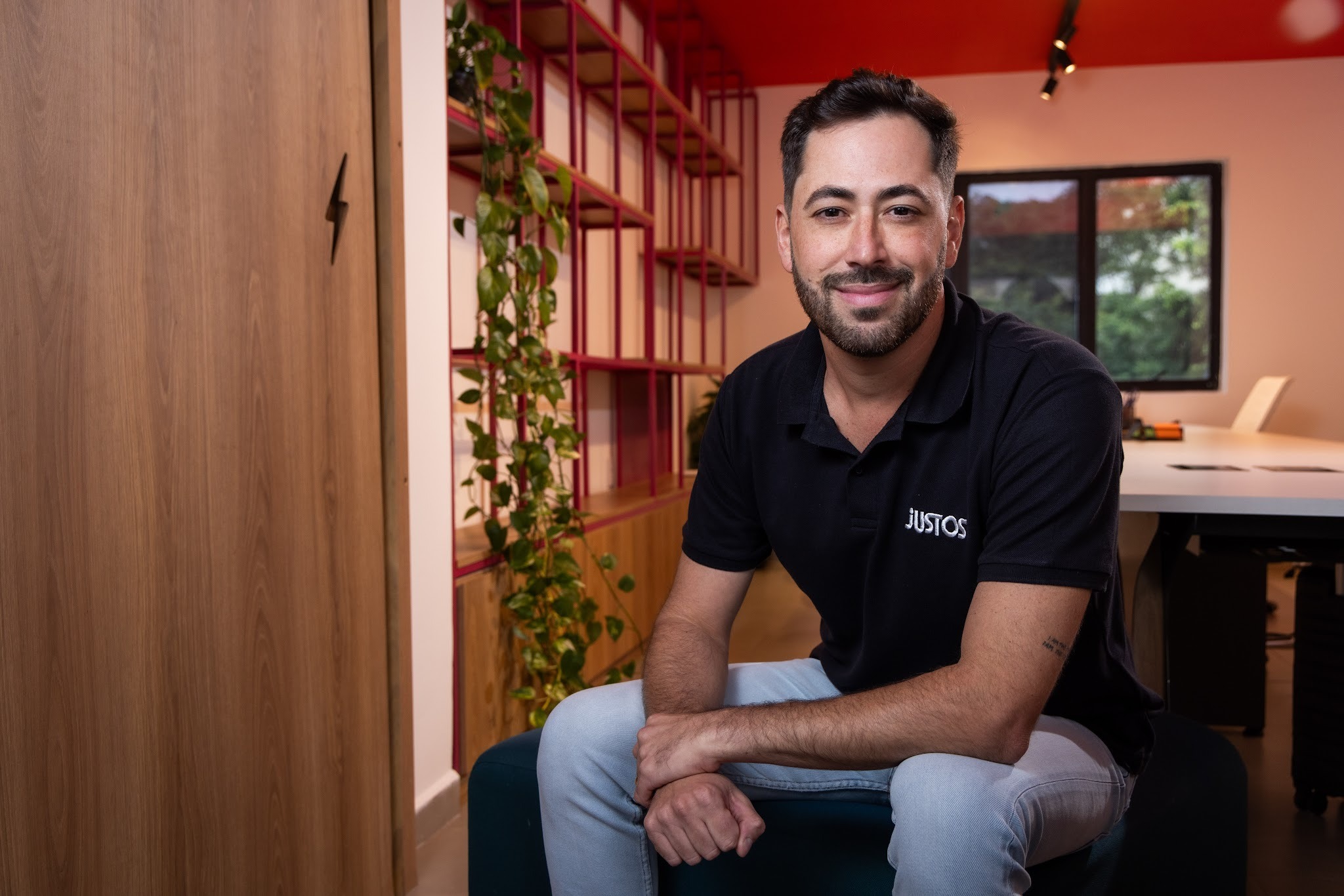 Justos passa a permitir segurado e condutor principal diferentes, ampliando a competitividade para corretores
