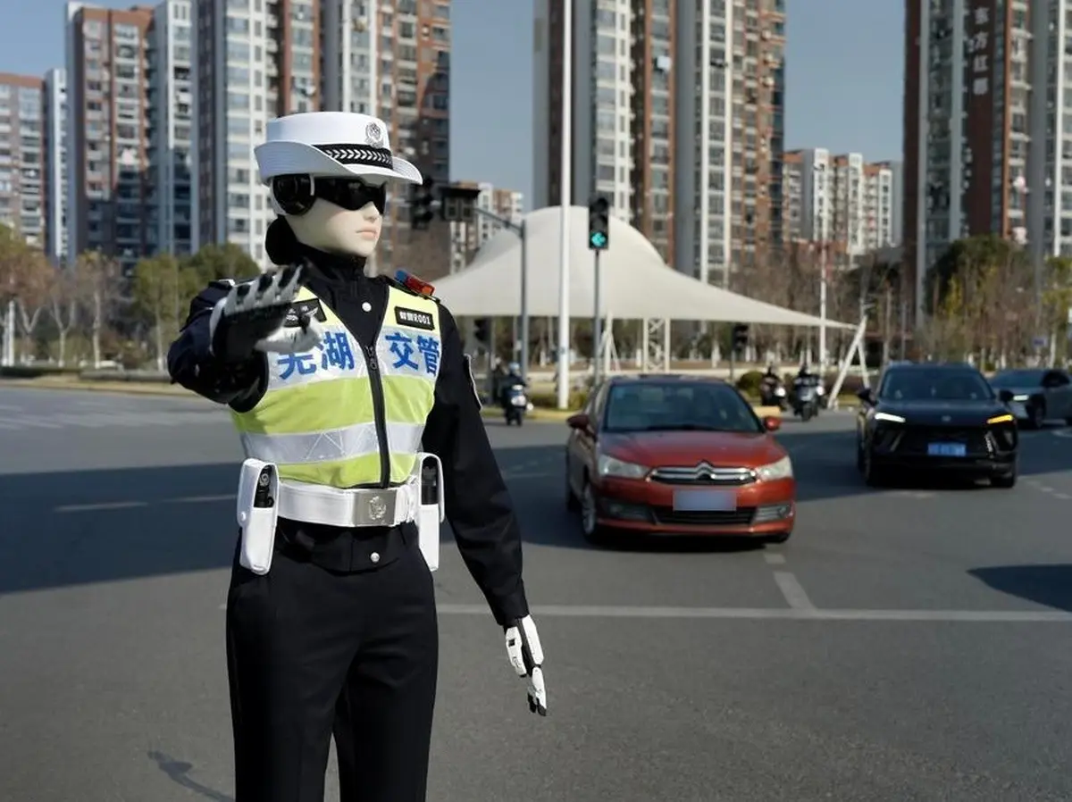 China testa robôs com IA para controlar o trânsito: como isso pode afetar o seguro auto?